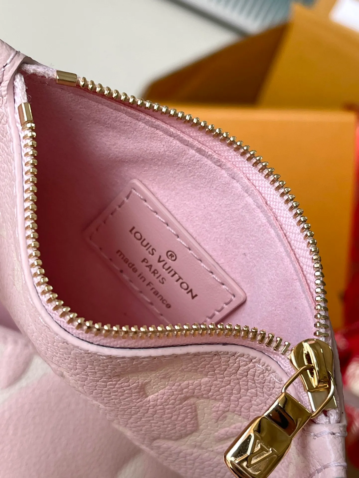 💰980 (top layer leather) top original order M13453 pink This AlInBB handbag integrates modern design concepts into elegant silhouette and ample space. Monogram Empreinte leather craftsmanship creates a simple bucket bag structure, the iconic nameplate and metal padlock highlight the exquisite details, and the adjustable handle pays homage to the brand's trunk-making heritage. Dimensions: 16 × 18 × 12 cm