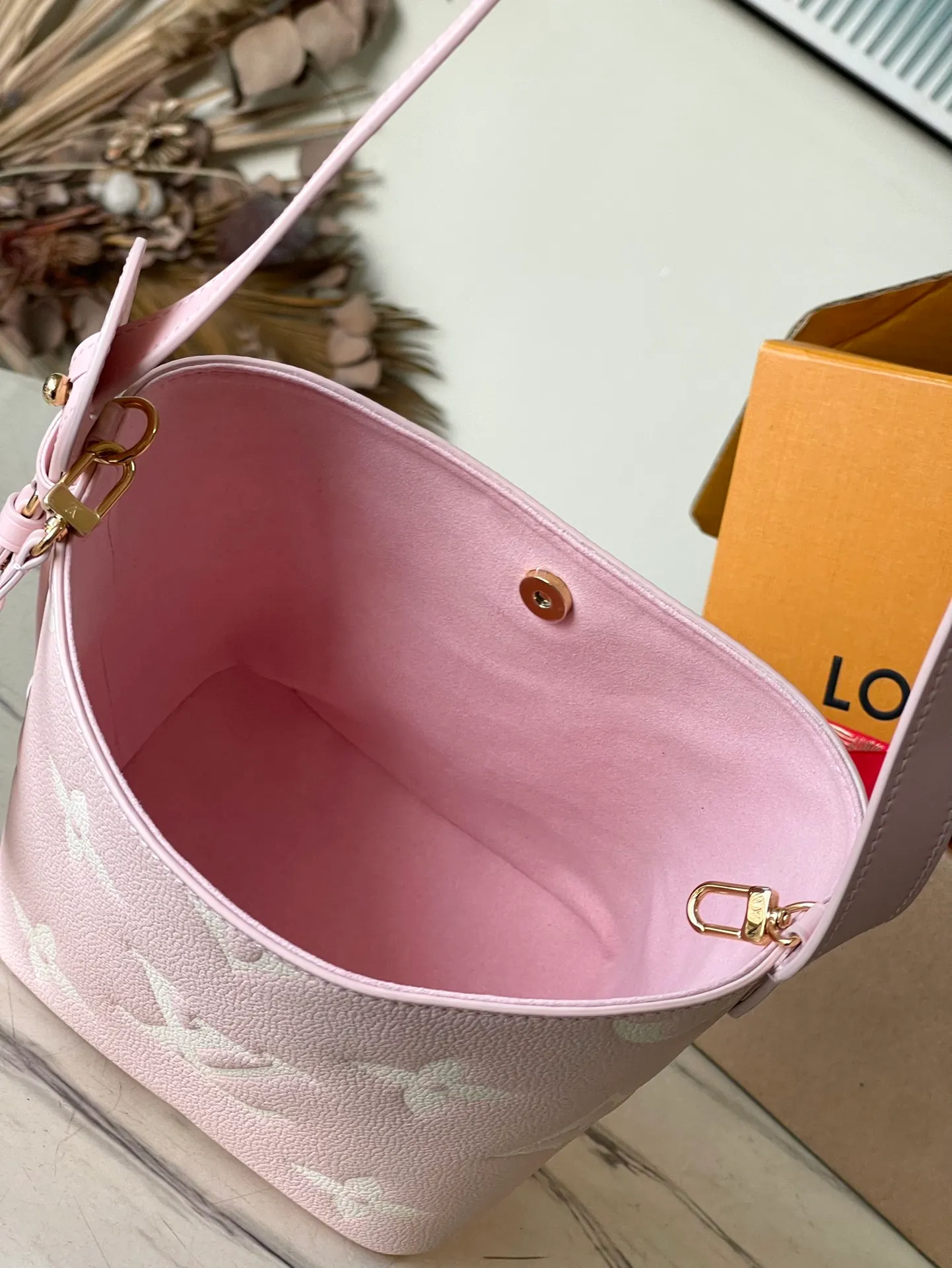 💰980 (top layer leather) top original order M13453 pink This AlInBB handbag integrates modern design concepts into elegant silhouette and ample space. Monogram Empreinte leather craftsmanship creates a simple bucket bag structure, the iconic nameplate and metal padlock highlight the exquisite details, and the adjustable handle pays homage to the brand's trunk-making heritage. Dimensions: 16 × 18 × 12 cm