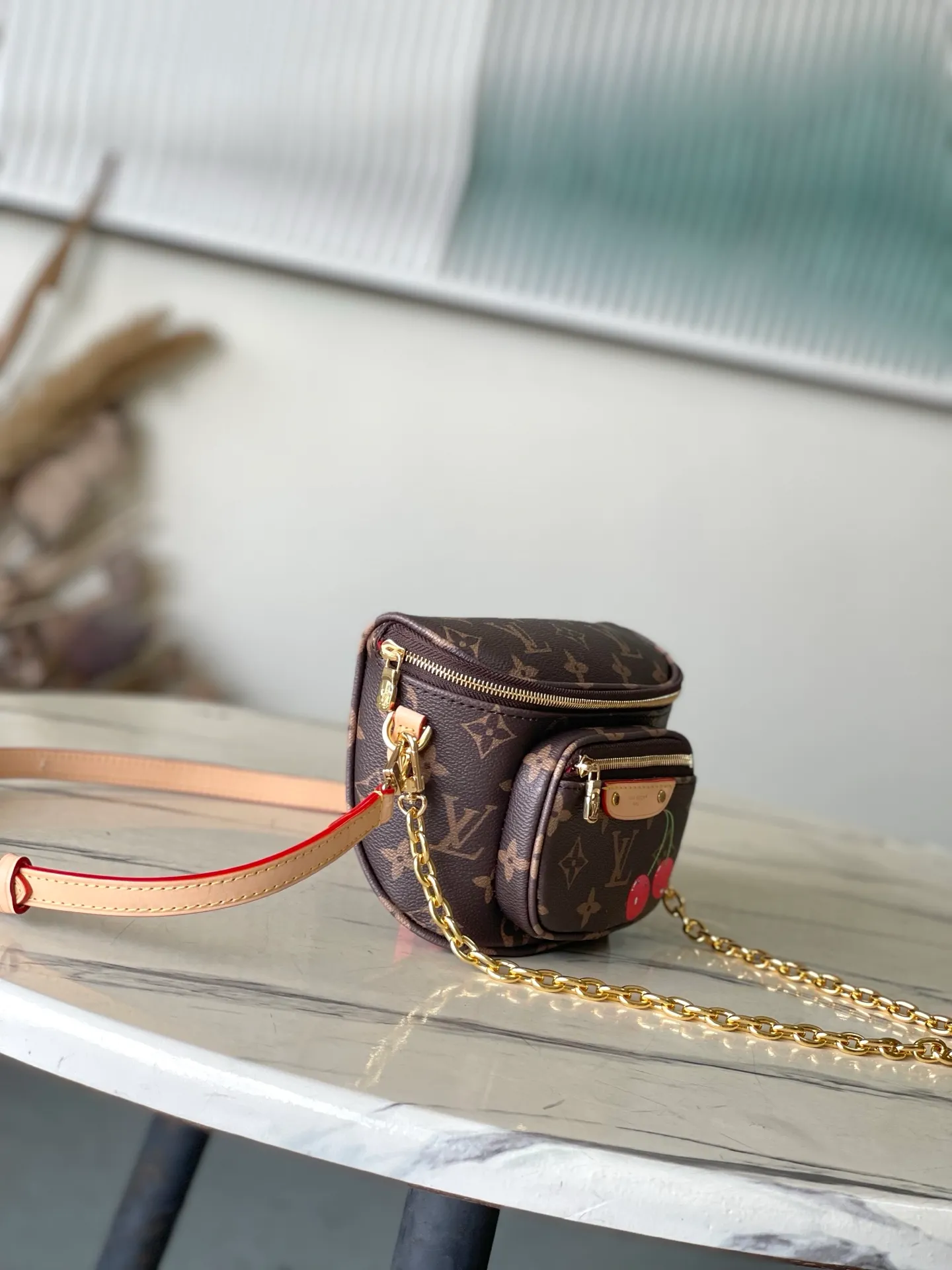 💰740 The top original single M13449 is made of classic Monogram coated canvas and lights up the trend with the sweet cherry pattern of the Louis Vuitton x Murakami replica series. Exquisite leather construction Chain bag waist bag series MINI BUMBAG handbag This Mini Bumbag handbag comes from the LV Gradient series and uses the Monogram embossing of Monogram Empreinte leather to render gradient midsummer colors. The on-trend construction features a zipped main compartment and a front pocket with a Louis Vuitton leather label. With the detachable chain and detachable and adjustable shoulder strap, it can be worn as a shoulder or cross-body bag. Detailed features17 x 12 x 9.5 cm