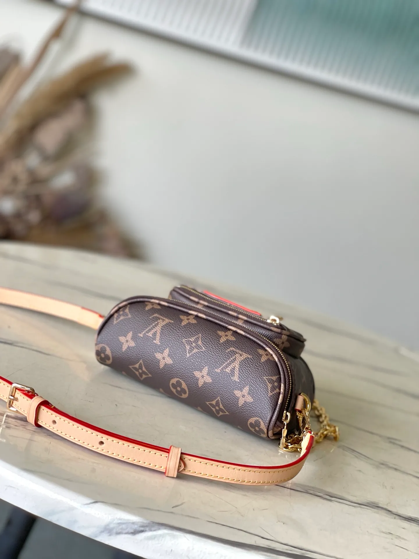 💰740 The top original single M13449 is made of classic Monogram coated canvas and lights up the trend with the sweet cherry pattern of the Louis Vuitton x Murakami replica series. Exquisite leather construction Chain bag waist bag series MINI BUMBAG handbag This Mini Bumbag handbag comes from the LV Gradient series and uses the Monogram embossing of Monogram Empreinte leather to render gradient midsummer colors. The on-trend construction features a zipped main compartment and a front pocket with a Louis Vuitton leather label. With the detachable chain and detachable and adjustable shoulder strap, it can be worn as a shoulder or cross-body bag. Detailed features17 x 12 x 9.5 cm