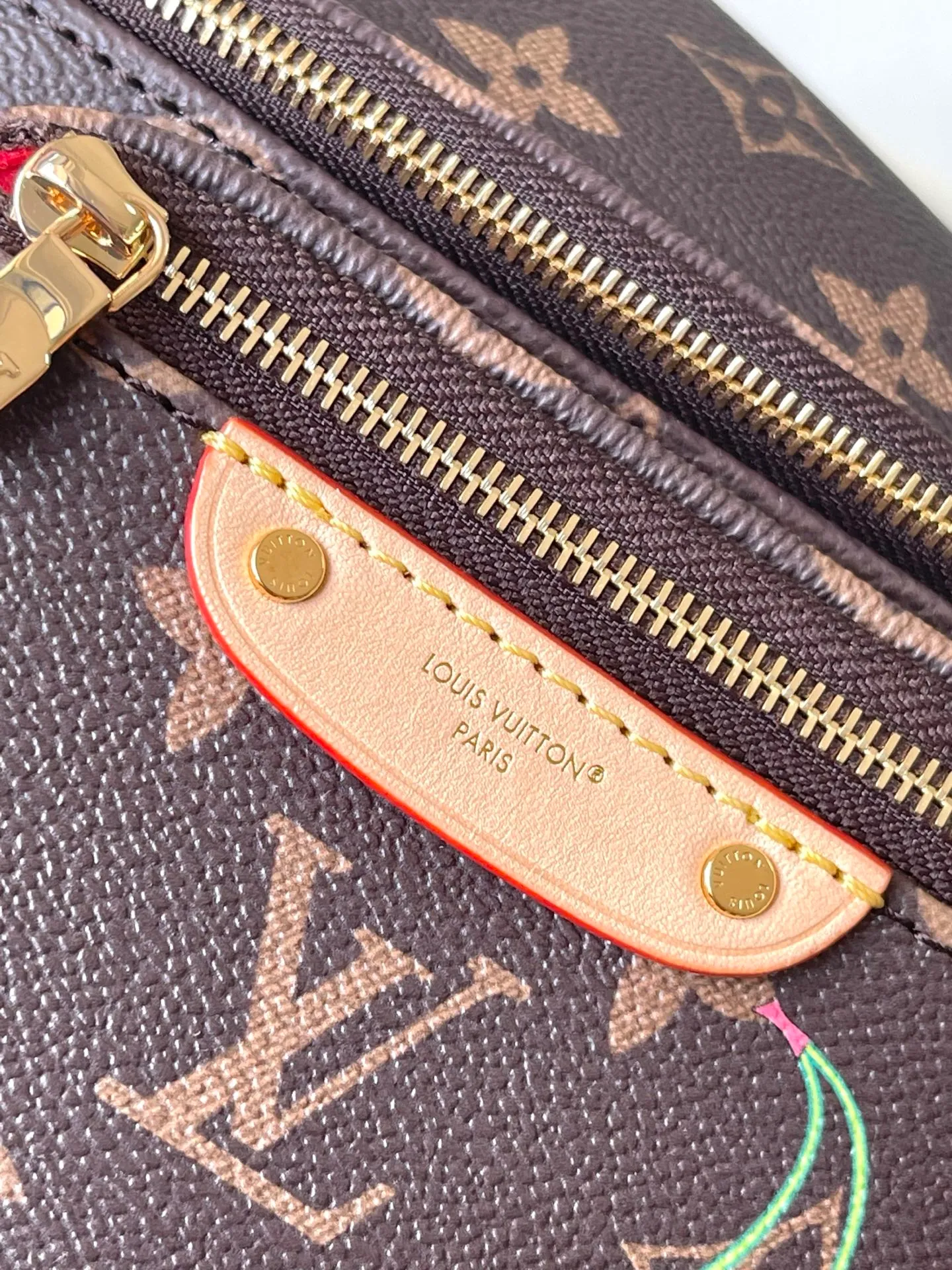 💰740 The top original single M13449 is made of classic Monogram coated canvas and lights up the trend with the sweet cherry pattern of the Louis Vuitton x Murakami replica series. Exquisite leather construction Chain bag waist bag series MINI BUMBAG handbag This Mini Bumbag handbag comes from the LV Gradient series and uses the Monogram embossing of Monogram Empreinte leather to render gradient midsummer colors. The on-trend construction features a zipped main compartment and a front pocket with a Louis Vuitton leather label. With the detachable chain and detachable and adjustable shoulder strap, it can be worn as a shoulder or cross-body bag. Detailed features17 x 12 x 9.5 cm