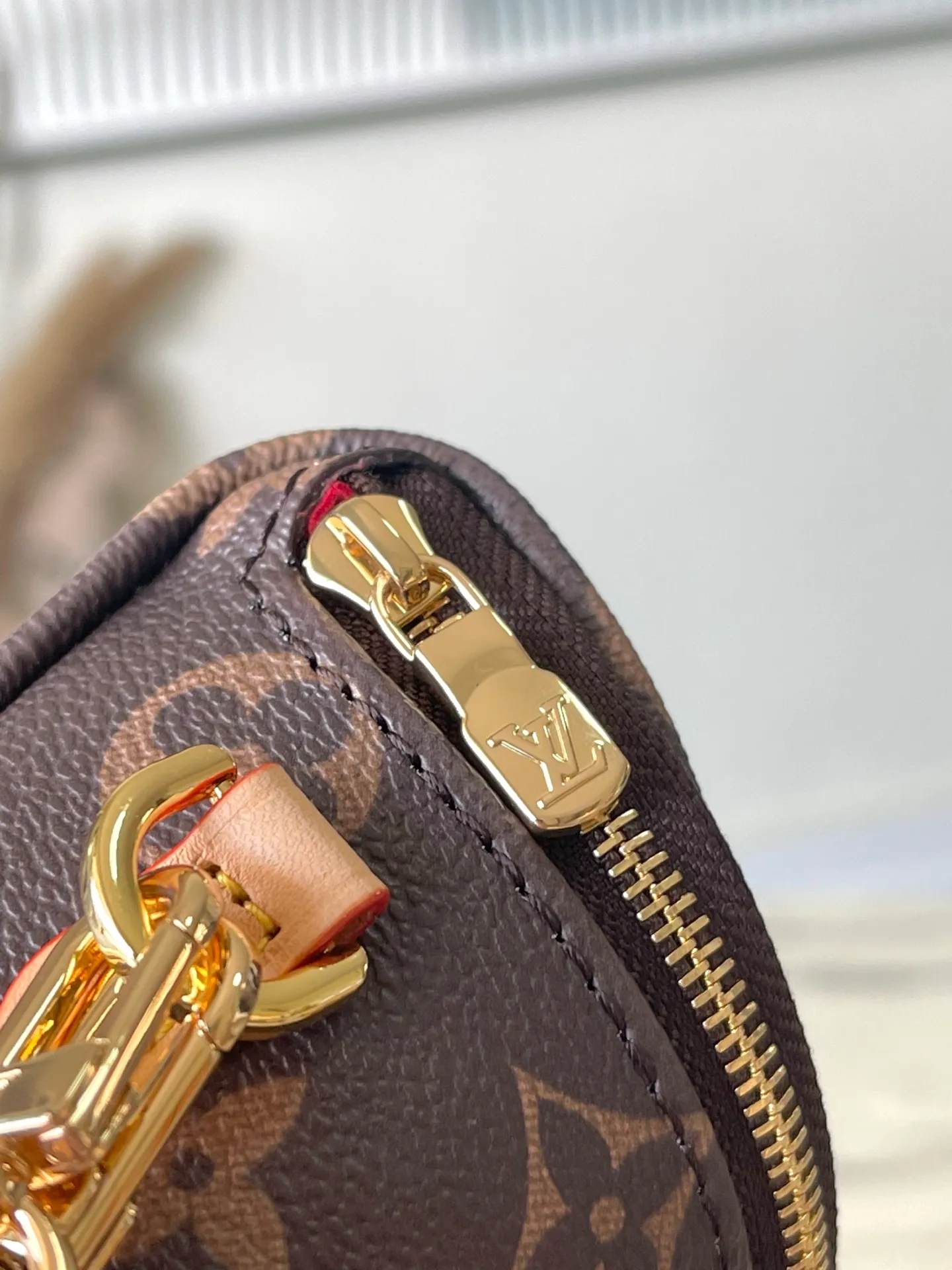 💰740 The top original single M13449 is made of classic Monogram coated canvas and lights up the trend with the sweet cherry pattern of the Louis Vuitton x Murakami replica series. Exquisite leather construction Chain bag waist bag series MINI BUMBAG handbag This Mini Bumbag handbag comes from the LV Gradient series and uses the Monogram embossing of Monogram Empreinte leather to render gradient midsummer colors. The on-trend construction features a zipped main compartment and a front pocket with a Louis Vuitton leather label. With the detachable chain and detachable and adjustable shoulder strap, it can be worn as a shoulder or cross-body bag. Detailed features17 x 12 x 9.5 cm
