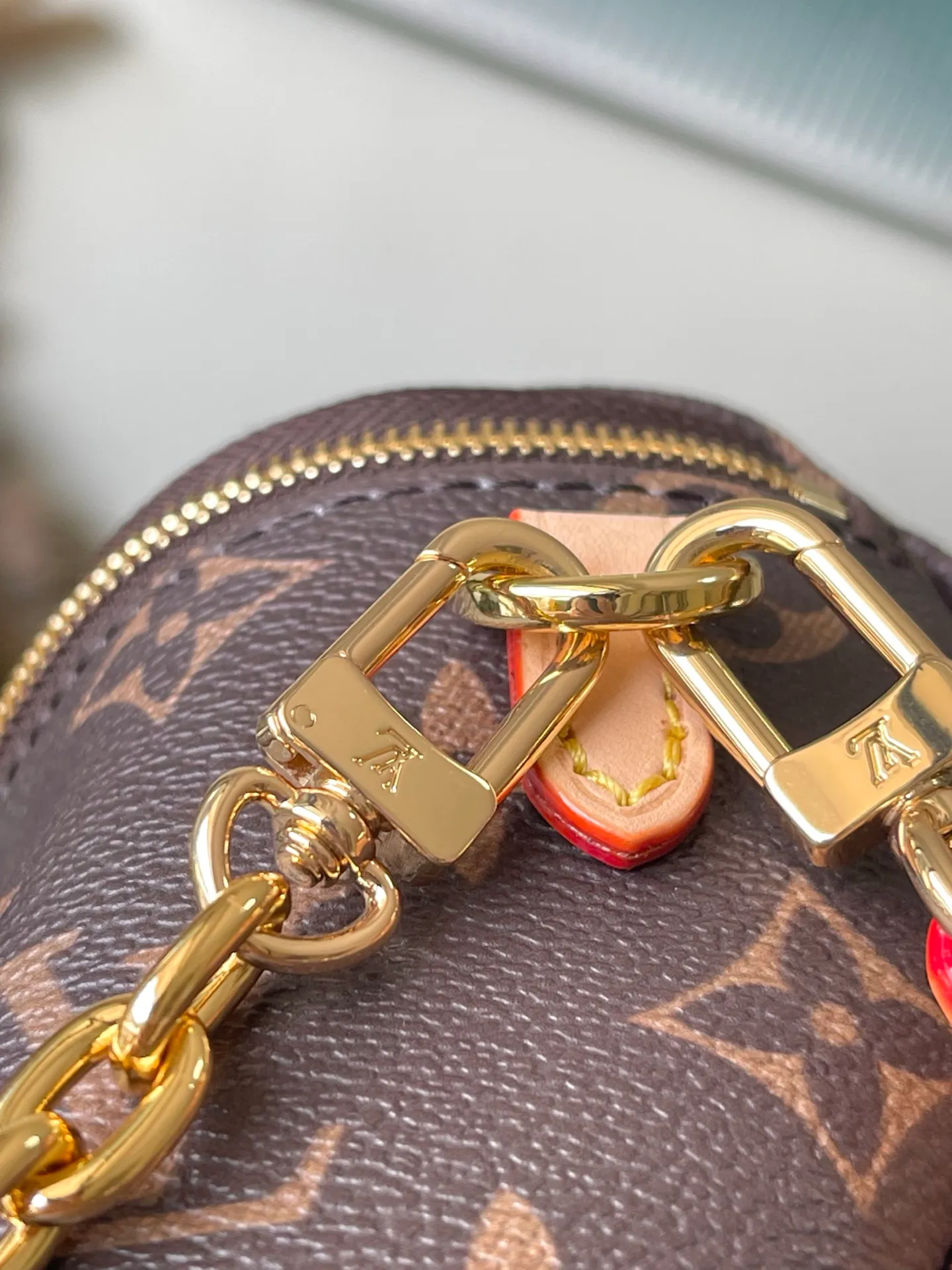 💰740 The top original single M13449 is made of classic Monogram coated canvas and lights up the trend with the sweet cherry pattern of the Louis Vuitton x Murakami replica series. Exquisite leather construction Chain bag waist bag series MINI BUMBAG handbag This Mini Bumbag handbag comes from the LV Gradient series and uses the Monogram embossing of Monogram Empreinte leather to render gradient midsummer colors. The on-trend construction features a zipped main compartment and a front pocket with a Louis Vuitton leather label. With the detachable chain and detachable and adjustable shoulder strap, it can be worn as a shoulder or cross-body bag. Detailed features17 x 12 x 9.5 cm