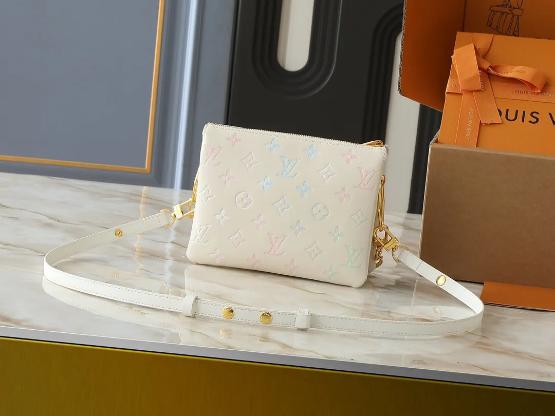 💰240💰Upgraded from the original M59598 M59389 M59396 M13233 M21259 M25218 M20770 M11401 This Coussin BB handbag is made of soft sheep leather with an embossed Monogram pattern. It has an inner compartment in a compact silhouette, making it an elegant choice for both day and night. Both the chunky chain and slim leather strap are removable, allowing for a variety of styling possibilities. Dimensions: 21.0 x 16.0 x 7.0 cm (length x height x width)