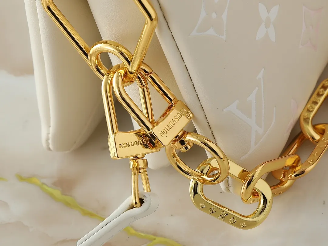💰240💰Upgraded from the original M59598 M59389 M59396 M13233 M21259 M25218 M20770 M11401 This Coussin BB handbag is made of soft sheep leather with an embossed Monogram pattern. It has an inner compartment in a compact silhouette, making it an elegant choice for both day and night. Both the chunky chain and slim leather strap are removable, allowing for a variety of styling possibilities. Dimensions: 21.0 x 16.0 x 7.0 cm (length x height x width)