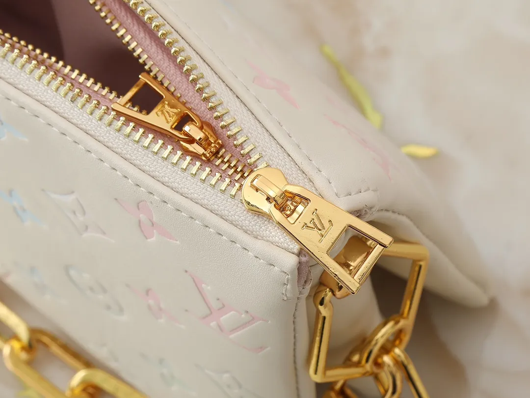 💰240💰Upgraded from the original M59598 M59389 M59396 M13233 M21259 M25218 M20770 M11401 This Coussin BB handbag is made of soft sheep leather with an embossed Monogram pattern. It has an inner compartment in a compact silhouette, making it an elegant choice for both day and night. Both the chunky chain and slim leather strap are removable, allowing for a variety of styling possibilities. Dimensions: 21.0 x 16.0 x 7.0 cm (length x height x width)
