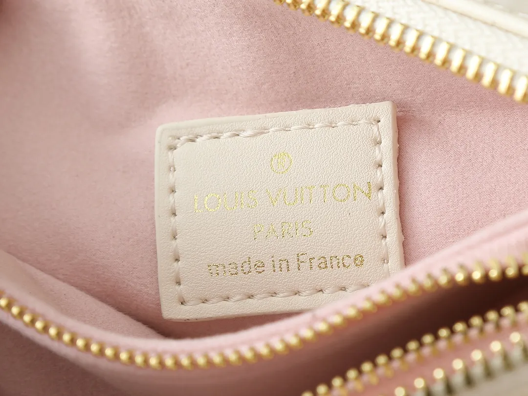 💰240💰Upgraded from the original M59598 M59389 M59396 M13233 M21259 M25218 M20770 M11401 This Coussin BB handbag is made of soft sheep leather with an embossed Monogram pattern. It has an inner compartment in a compact silhouette, making it an elegant choice for both day and night. Both the chunky chain and slim leather strap are removable, allowing for a variety of styling possibilities. Dimensions: 21.0 x 16.0 x 7.0 cm (length x height x width)