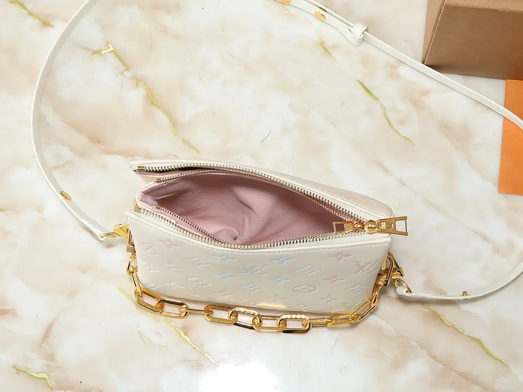 💰240💰Upgraded from the original M59598 M59389 M59396 M13233 M21259 M25218 M20770 M11401 This Coussin BB handbag is made of soft sheep leather with an embossed Monogram pattern. It has an inner compartment in a compact silhouette, making it an elegant choice for both day and night. Both the chunky chain and slim leather strap are removable, allowing for a variety of styling possibilities. Dimensions: 21.0 x 16.0 x 7.0 cm (length x height x width)