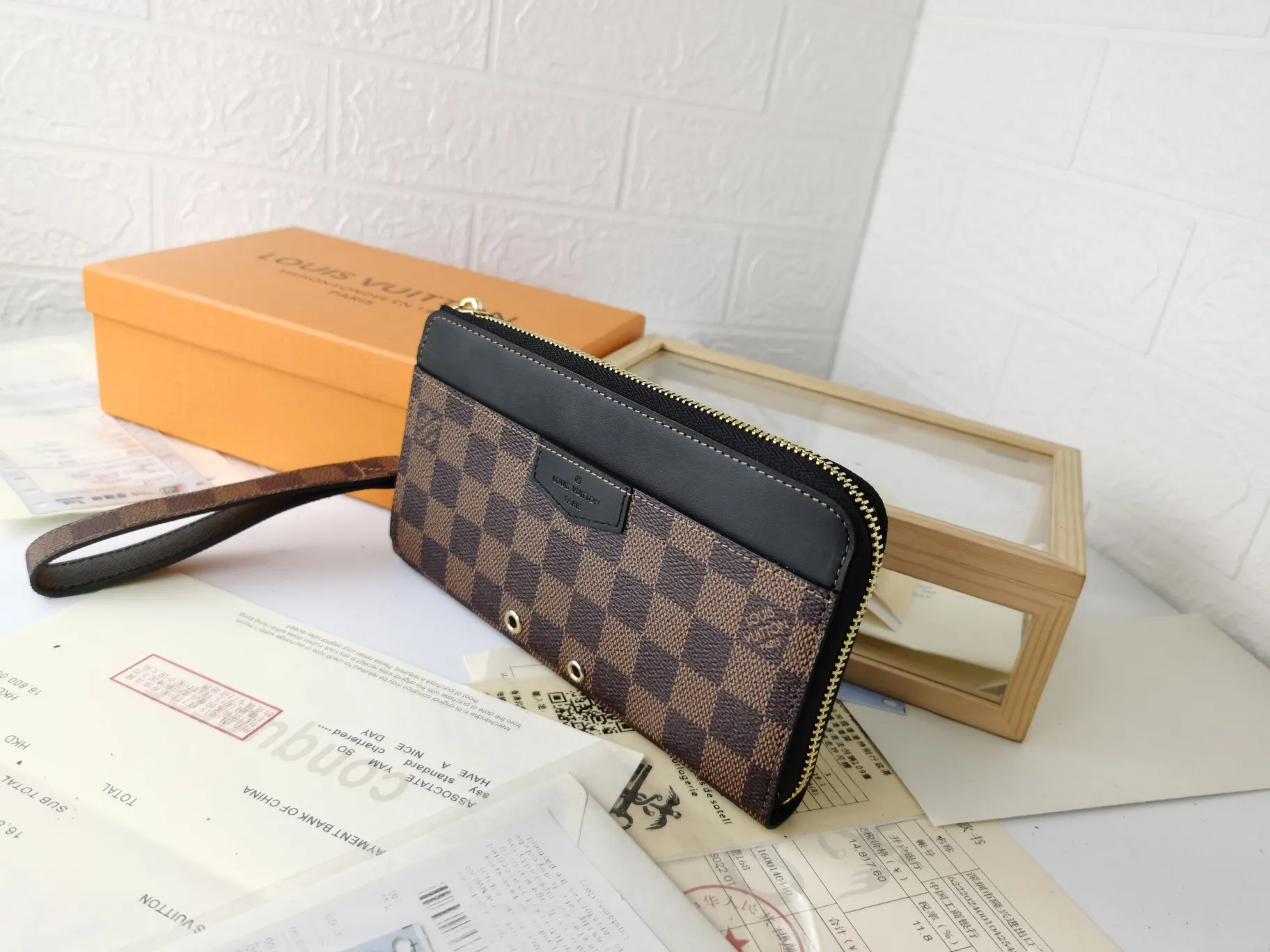 P160💰Top original version💎【Real shot with home background】Zippy Dragonne zipper wallet M69037# Pays tribute to Louis Vuitton's tradition of traveling and making suitcases. The wallet is decorated with travel-style patches and the Louis Vuitton logo. With its compact interior and simple design, this wallet is ideal for everyday use. 19.0x11.0x3.5cm