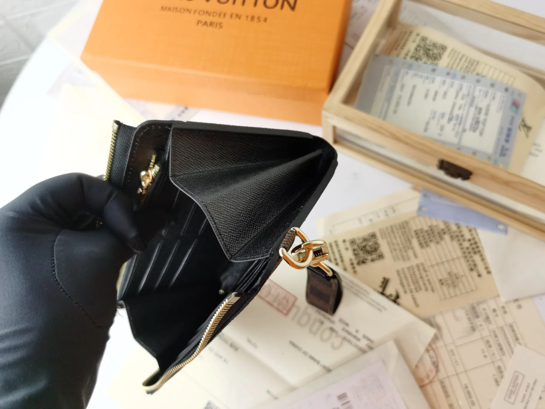 P160💰Top original version💎【Real shot with home background】Zippy Dragonne zipper wallet M69037# Pays tribute to Louis Vuitton's tradition of traveling and making suitcases. The wallet is decorated with travel-style patches and the Louis Vuitton logo. With its compact interior and simple design, this wallet is ideal for everyday use. 19.0x11.0x3.5cm