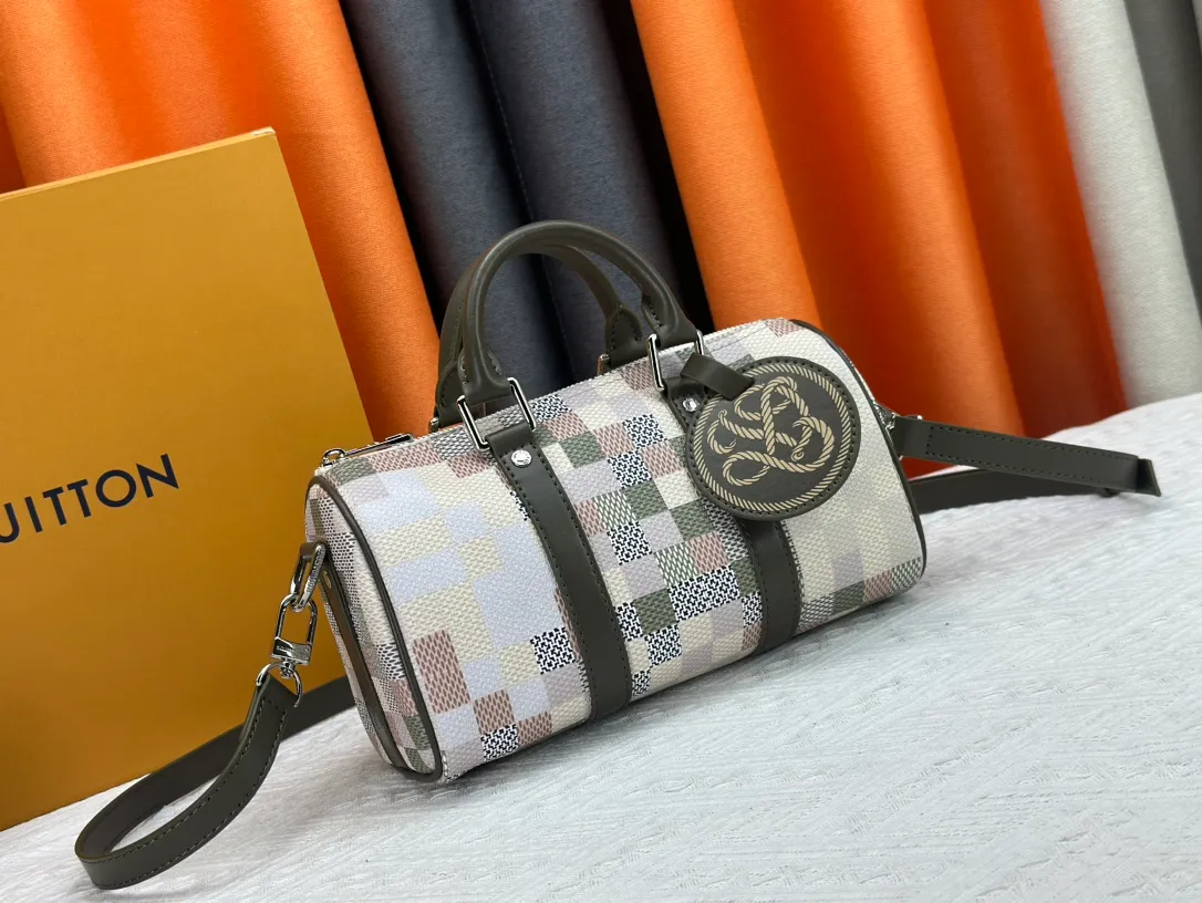 P260 Upgraded original version N00105 checkerboard green M20900.M46271 black flower, full leather black, M31044 orange, M11542 presbyopia, M24849 presbyopic flower. This Keepall 25 handbag is made of Monogram Eclipse Reverse denim denim canvas, showing an elegant reinterpretation of Louis Vuitton's classic pattern. Reinforced straps and leather name tags are signature elements of the Keepall collection, while a zipper closure keeps personal items safe and secure. Dimensions: 25.0 x 15.0 x 11.0 cm (length x height x width)
