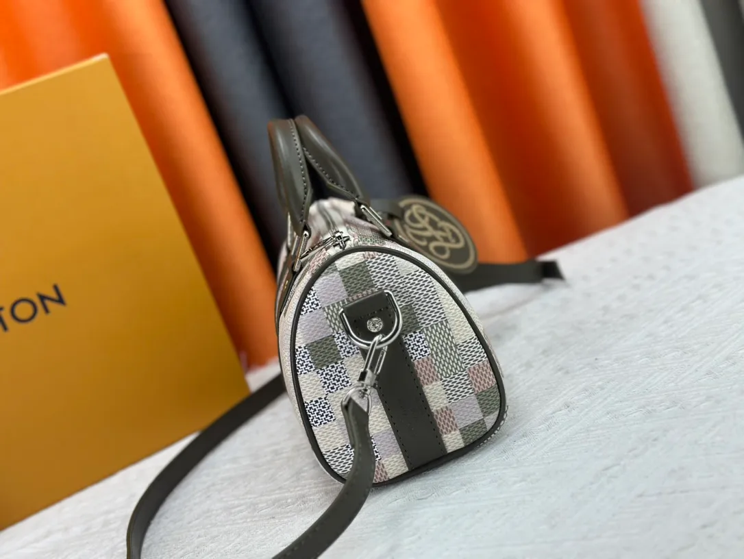 P260 Upgraded original version N00105 checkerboard green M20900.M46271 black flower, full leather black, M31044 orange, M11542 presbyopia, M24849 presbyopic flower. This Keepall 25 handbag is made of Monogram Eclipse Reverse denim denim canvas, showing an elegant reinterpretation of Louis Vuitton's classic pattern. Reinforced straps and leather name tags are signature elements of the Keepall collection, while a zipper closure keeps personal items safe and secure. Dimensions: 25.0 x 15.0 x 11.0 cm (length x height x width)