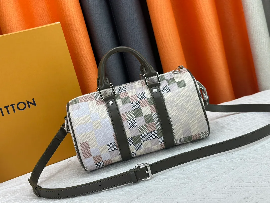 P260 Upgraded original version N00105 checkerboard green M20900.M46271 black flower, full leather black, M31044 orange, M11542 presbyopia, M24849 presbyopic flower. This Keepall 25 handbag is made of Monogram Eclipse Reverse denim denim canvas, showing an elegant reinterpretation of Louis Vuitton's classic pattern. Reinforced straps and leather name tags are signature elements of the Keepall collection, while a zipper closure keeps personal items safe and secure. Dimensions: 25.0 x 15.0 x 11.0 cm (length x height x width)