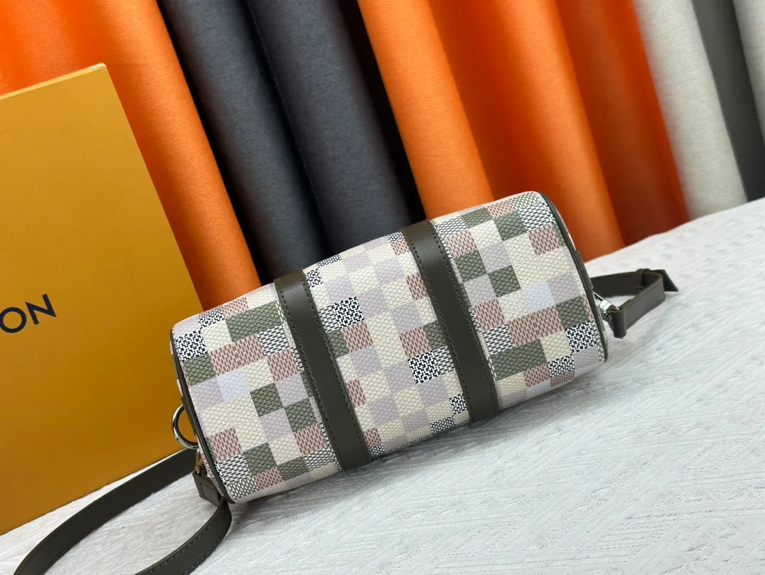 P260 Upgraded original version N00105 checkerboard green M20900.M46271 black flower, full leather black, M31044 orange, M11542 presbyopia, M24849 presbyopic flower. This Keepall 25 handbag is made of Monogram Eclipse Reverse denim denim canvas, showing an elegant reinterpretation of Louis Vuitton's classic pattern. Reinforced straps and leather name tags are signature elements of the Keepall collection, while a zipper closure keeps personal items safe and secure. Dimensions: 25.0 x 15.0 x 11.0 cm (length x height x width)