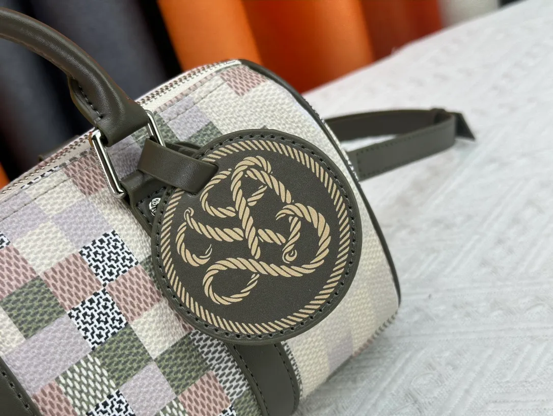 P260 Upgraded original version N00105 checkerboard green M20900.M46271 black flower, full leather black, M31044 orange, M11542 presbyopia, M24849 presbyopic flower. This Keepall 25 handbag is made of Monogram Eclipse Reverse denim denim canvas, showing an elegant reinterpretation of Louis Vuitton's classic pattern. Reinforced straps and leather name tags are signature elements of the Keepall collection, while a zipper closure keeps personal items safe and secure. Dimensions: 25.0 x 15.0 x 11.0 cm (length x height x width)