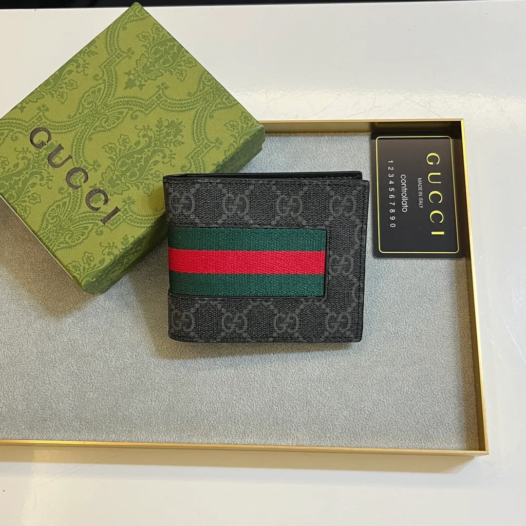💰120 💎Upgraded original version 🇮🇹 Made with careful combination of the two most recognizable logos of the G family - GG pattern and webbing. This short wallet is made of GG Supreme premium man-made canvas with branded web stripes. Style number: 408827. Size: 11x9cm