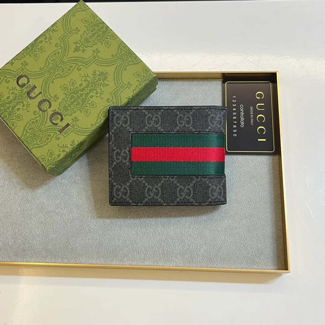 💰120 💎Upgraded original version 🇮🇹 Made with careful combination of the two most recognizable logos of the G family - GG pattern and webbing. This short wallet is made of GG Supreme premium man-made canvas with branded web stripes. Style number: 408827. Size: 11x9cm