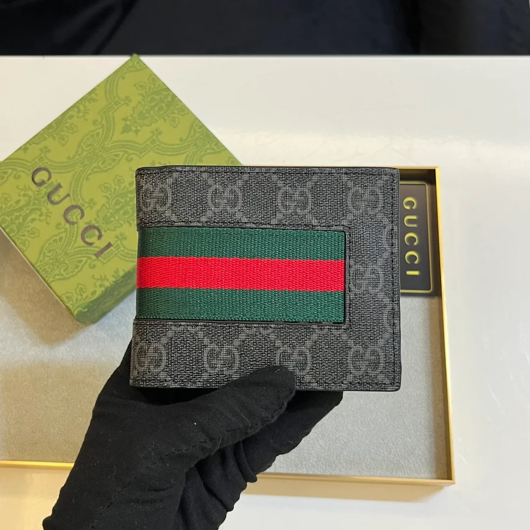 💰120 💎Upgraded original version 🇮🇹 Made with careful combination of the two most recognizable logos of the G family - GG pattern and webbing. This short wallet is made of GG Supreme premium man-made canvas with branded web stripes. Style number: 408827. Size: 11x9cm