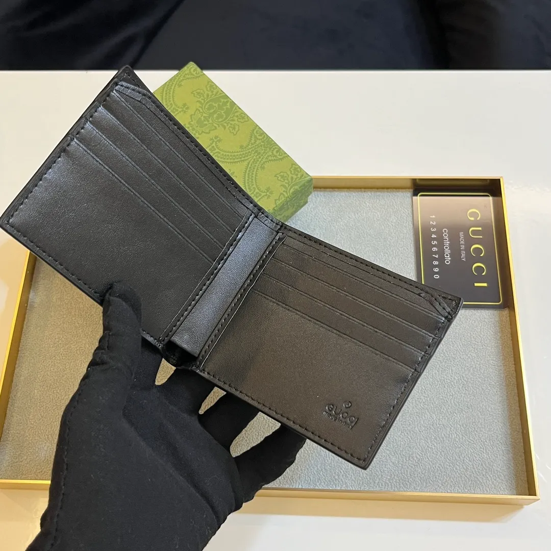 💰120 💎Upgraded original version 🇮🇹 Made with careful combination of the two most recognizable logos of the G family - GG pattern and webbing. This short wallet is made of GG Supreme premium man-made canvas with branded web stripes. Style number: 408827. Size: 11x9cm