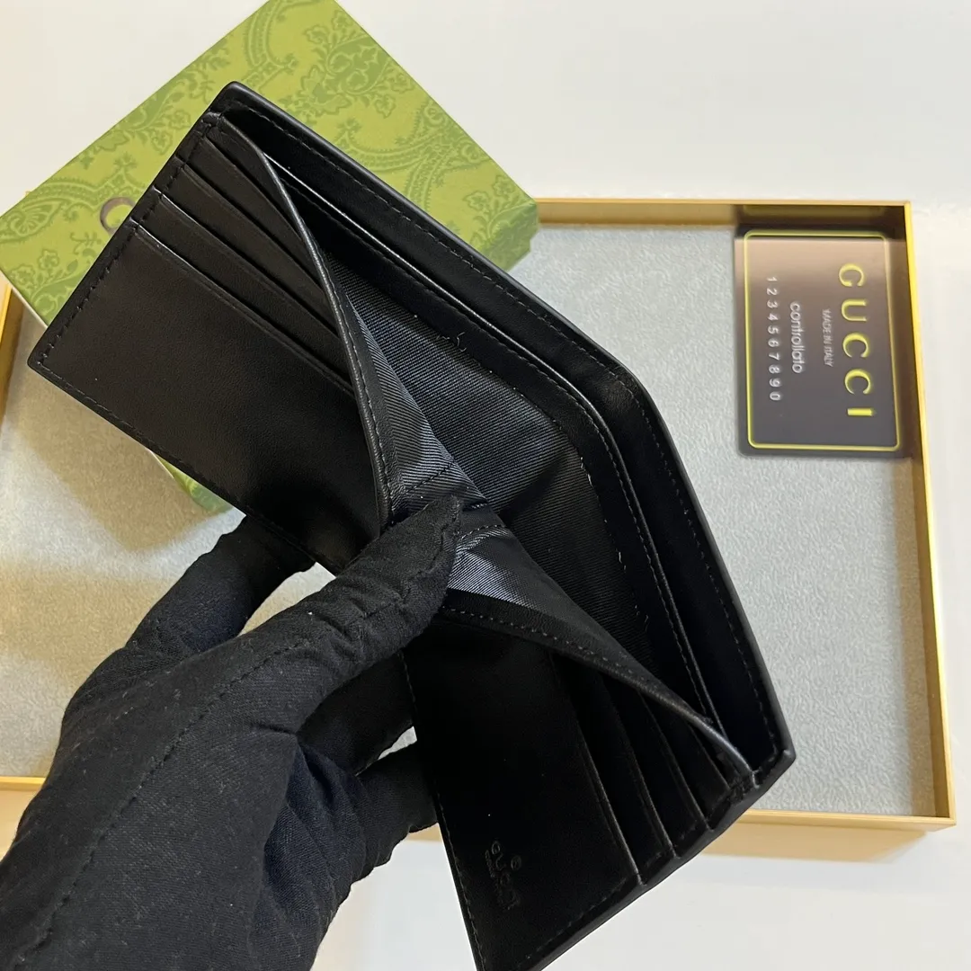 💰120 💎Upgraded original version 🇮🇹 Made with careful combination of the two most recognizable logos of the G family - GG pattern and webbing. This short wallet is made of GG Supreme premium man-made canvas with branded web stripes. Style number: 408827. Size: 11x9cm
