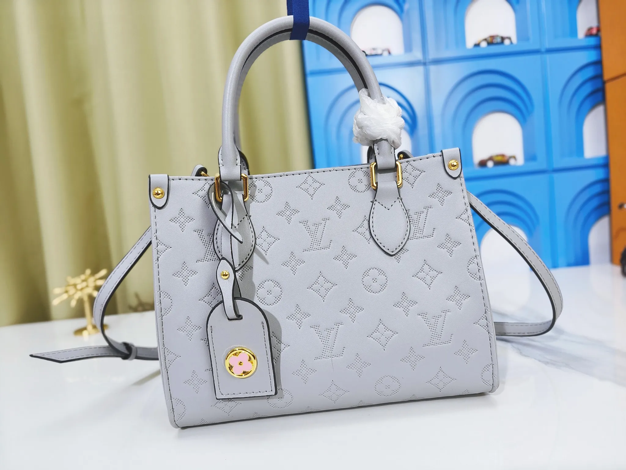 P240💰Upgraded from the original m12465m12775 m45659m45607 mm45595 m46531 m45495 This monogramink series onthego medium handbag has a matte texture of smooth cow leather, and the corner rivets pay tribute to the brand's classic hard box design. The neat interior has a large zipper pocket for storing banknotes and receipts. Dimensions: 25x19x11 cm (length x height x width)