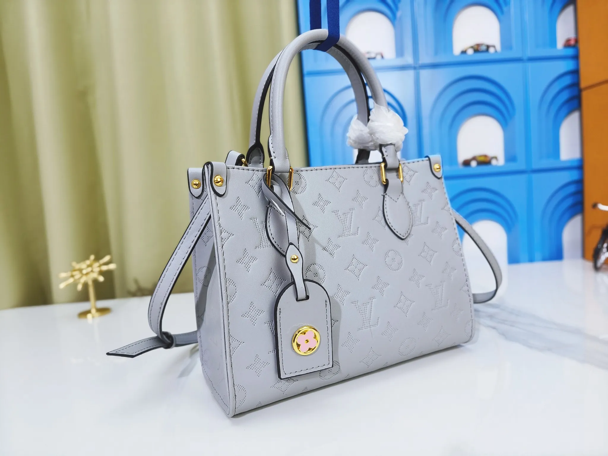 P240💰Upgraded from the original m12465m12775 m45659m45607 mm45595 m46531 m45495 This monogramink series onthego medium handbag has a matte texture of smooth cow leather, and the corner rivets pay tribute to the brand's classic hard box design. The neat interior has a large zipper pocket for storing banknotes and receipts. Dimensions: 25x19x11 cm (length x height x width)