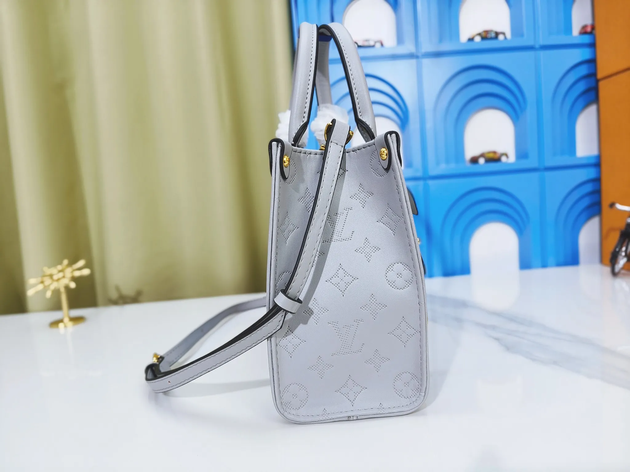 P240💰Upgraded from the original m12465m12775 m45659m45607 mm45595 m46531 m45495 This monogramink series onthego medium handbag has a matte texture of smooth cow leather, and the corner rivets pay tribute to the brand's classic hard box design. The neat interior has a large zipper pocket for storing banknotes and receipts. Dimensions: 25x19x11 cm (length x height x width)