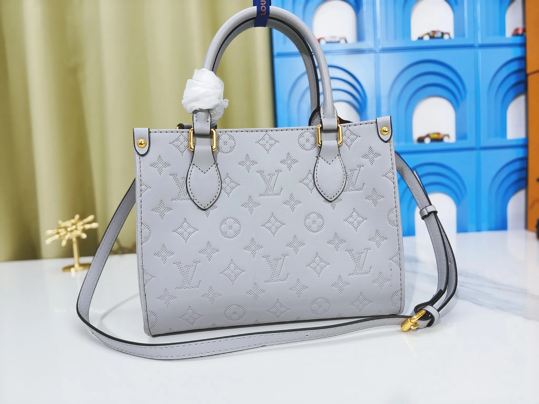 P240💰Upgraded from the original m12465m12775 m45659m45607 mm45595 m46531 m45495 This monogramink series onthego medium handbag has a matte texture of smooth cow leather, and the corner rivets pay tribute to the brand's classic hard box design. The neat interior has a large zipper pocket for storing banknotes and receipts. Dimensions: 25x19x11 cm (length x height x width)
