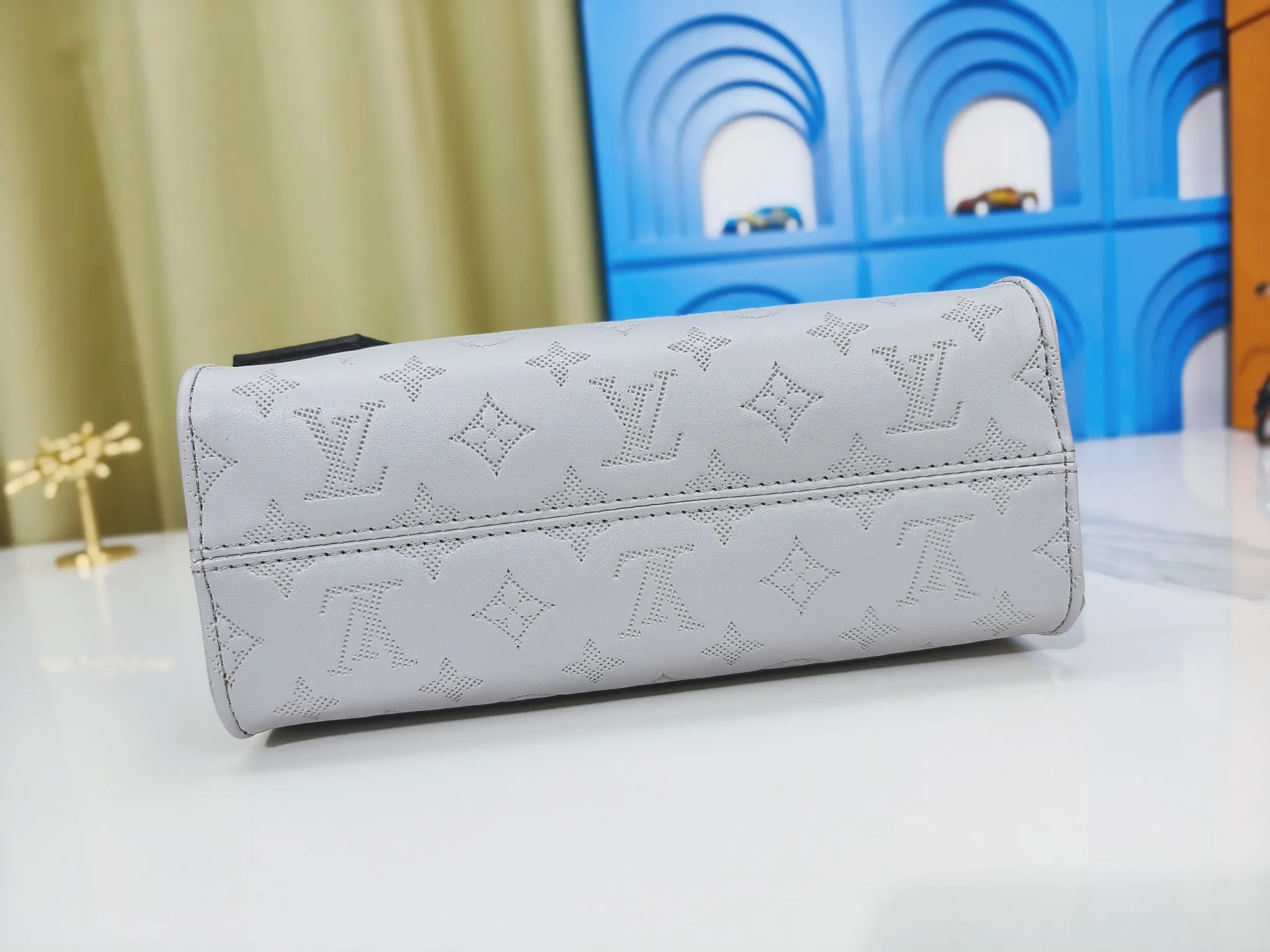 P240💰Upgraded from the original m12465m12775 m45659m45607 mm45595 m46531 m45495 This monogramink series onthego medium handbag has a matte texture of smooth cow leather, and the corner rivets pay tribute to the brand's classic hard box design. The neat interior has a large zipper pocket for storing banknotes and receipts. Dimensions: 25x19x11 cm (length x height x width)
