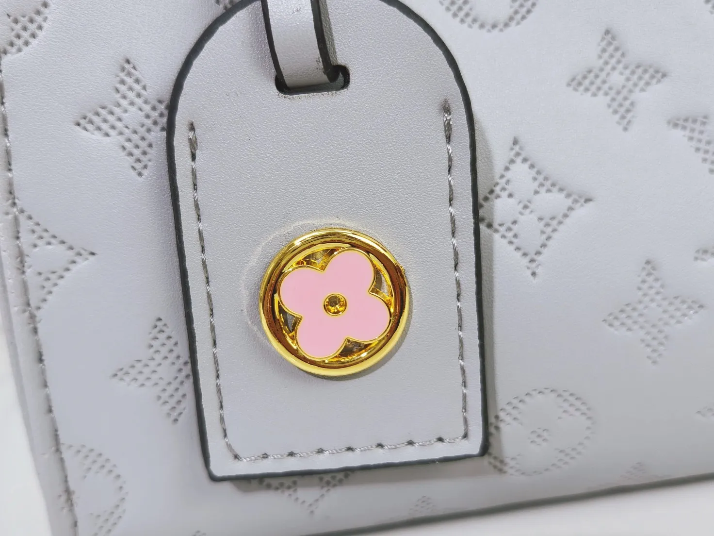 P240💰Upgraded from the original m12465m12775 m45659m45607 mm45595 m46531 m45495 This monogramink series onthego medium handbag has a matte texture of smooth cow leather, and the corner rivets pay tribute to the brand's classic hard box design. The neat interior has a large zipper pocket for storing banknotes and receipts. Dimensions: 25x19x11 cm (length x height x width)