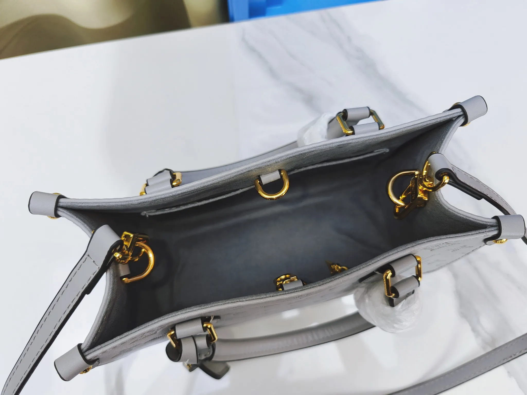 P240💰Upgraded from the original m12465m12775 m45659m45607 mm45595 m46531 m45495 This monogramink series onthego medium handbag has a matte texture of smooth cow leather, and the corner rivets pay tribute to the brand's classic hard box design. The neat interior has a large zipper pocket for storing banknotes and receipts. Dimensions: 25x19x11 cm (length x height x width)
