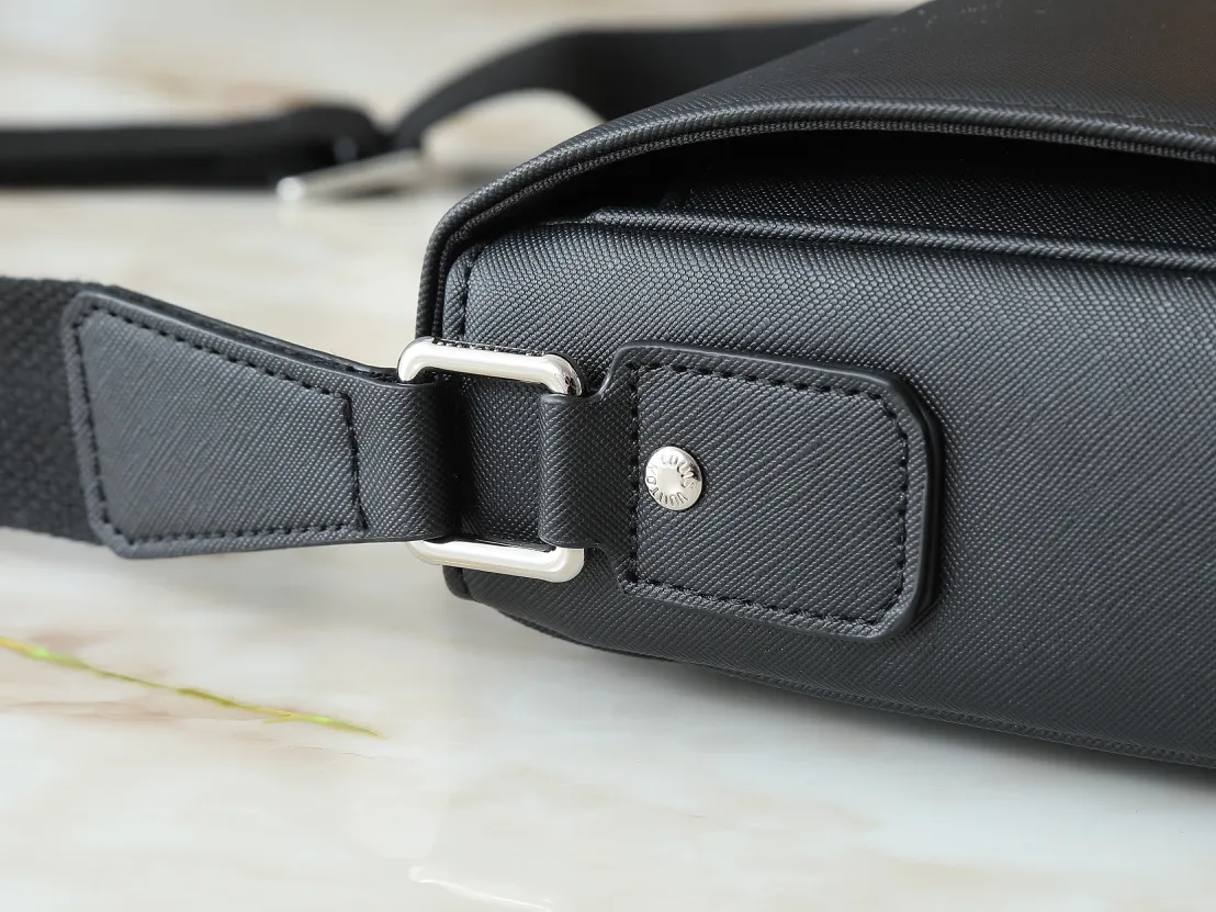 💰240💰Upgraded from the original M30850 M30851 M46255 This District small messenger bag is made of Damier Infini coated canvas, equipped with magnetic buckle closure and zipper back pocket, enriching daily travel with classic style. Adjustable shoulder strap marked with Louis Vuitton logo. Damier Infini coated canvas, cow leather trim, fabric lining, metal hardware, magnetic flap, zippered back pocket, inner patch pocket, inner front pocket, non-detachable, adjustable shoulder strap! Size:26x20x7CM