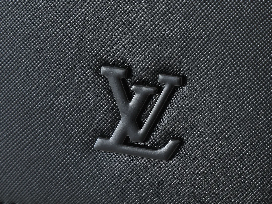 💰240💰Upgraded from the original M30850 M30851 M46255 This District small messenger bag is made of Damier Infini coated canvas, equipped with magnetic buckle closure and zipper back pocket, enriching daily travel with classic style. Adjustable shoulder strap marked with Louis Vuitton logo. Damier Infini coated canvas, cow leather trim, fabric lining, metal hardware, magnetic flap, zippered back pocket, inner patch pocket, inner front pocket, non-detachable, adjustable shoulder strap! Size:26x20x7CM