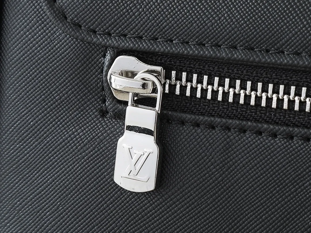 💰240💰Upgraded from the original M30850 M30851 M46255 This District small messenger bag is made of Damier Infini coated canvas, equipped with magnetic buckle closure and zipper back pocket, enriching daily travel with classic style. Adjustable shoulder strap marked with Louis Vuitton logo. Damier Infini coated canvas, cow leather trim, fabric lining, metal hardware, magnetic flap, zippered back pocket, inner patch pocket, inner front pocket, non-detachable, adjustable shoulder strap! Size:26x20x7CM