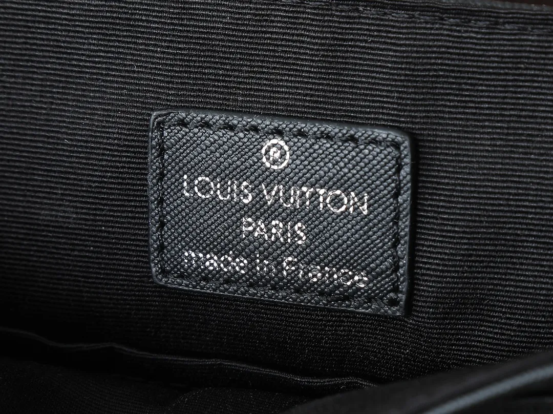 💰240💰Upgraded from the original M30850 M30851 M46255 This District small messenger bag is made of Damier Infini coated canvas, equipped with magnetic buckle closure and zipper back pocket, enriching daily travel with classic style. Adjustable shoulder strap marked with Louis Vuitton logo. Damier Infini coated canvas, cow leather trim, fabric lining, metal hardware, magnetic flap, zippered back pocket, inner patch pocket, inner front pocket, non-detachable, adjustable shoulder strap! Size:26x20x7CM