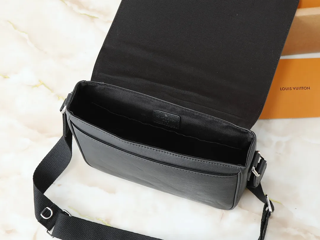 💰240💰Upgraded from the original M30850 M30851 M46255 This District small messenger bag is made of Damier Infini coated canvas, equipped with magnetic buckle closure and zipper back pocket, enriching daily travel with classic style. Adjustable shoulder strap marked with Louis Vuitton logo. Damier Infini coated canvas, cow leather trim, fabric lining, metal hardware, magnetic flap, zippered back pocket, inner patch pocket, inner front pocket, non-detachable, adjustable shoulder strap! Size:26x20x7CM