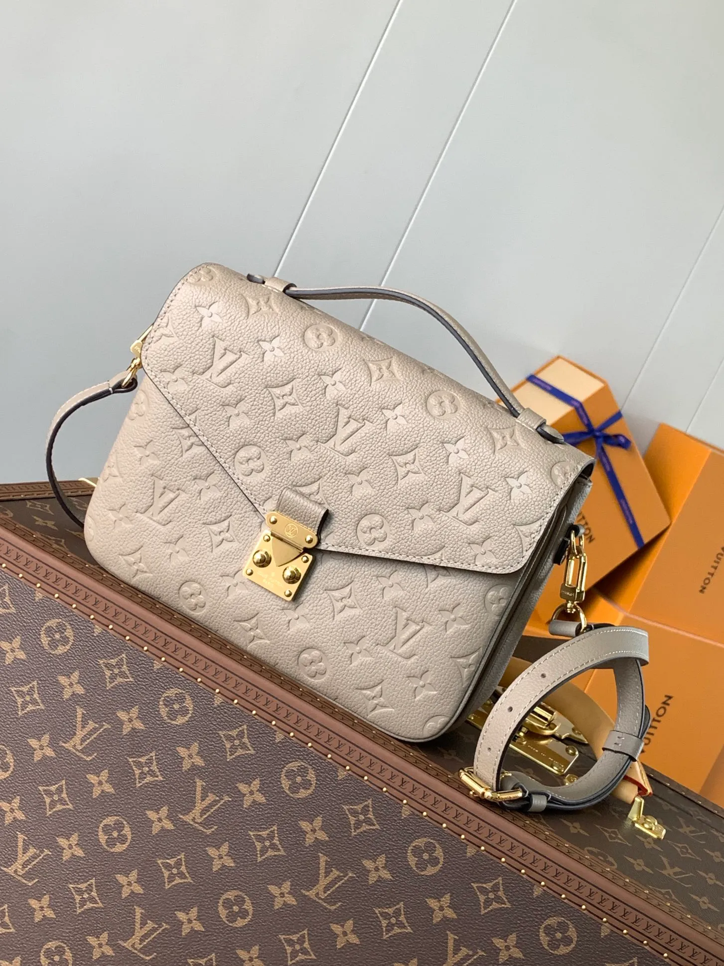 💰1040 (top layer leather) Top original M47142 new version blue M46613 maroon M44881 apricot M41487 black POCHETTE MÉTIS handbag Pochette Métis handbag interprets the classic college backpack with a restrained yet ingenious design. Soft Monogram Empreinte leather creates a compact and flexible structure that hides plenty of space. Detailed features 25 x 19 x 7 cm (Length x Height x Width) Monogram Empreinte embossed soft-grain cowhide / Soft-grain cowhide Soft-grain cowhide trim Textile lining Shoulder strap: Removable, adjustable Strap half-length: 48.0 cm Strap half-length adjustable to: 55.0 cm Handle: Single handle