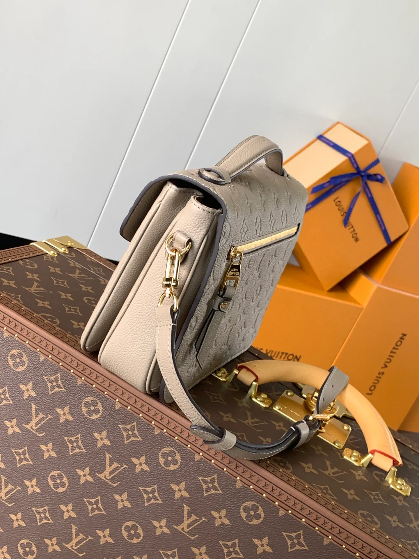 💰1040 (top layer leather) Top original M47142 new version blue M46613 maroon M44881 apricot M41487 black POCHETTE MÉTIS handbag Pochette Métis handbag interprets the classic college backpack with a restrained yet ingenious design. Soft Monogram Empreinte leather creates a compact and flexible structure that hides plenty of space. Detailed features 25 x 19 x 7 cm (Length x Height x Width) Monogram Empreinte embossed soft-grain cowhide / Soft-grain cowhide Soft-grain cowhide trim Textile lining Shoulder strap: Removable, adjustable Strap half-length: 48.0 cm Strap half-length adjustable to: 55.0 cm Handle: Single handle