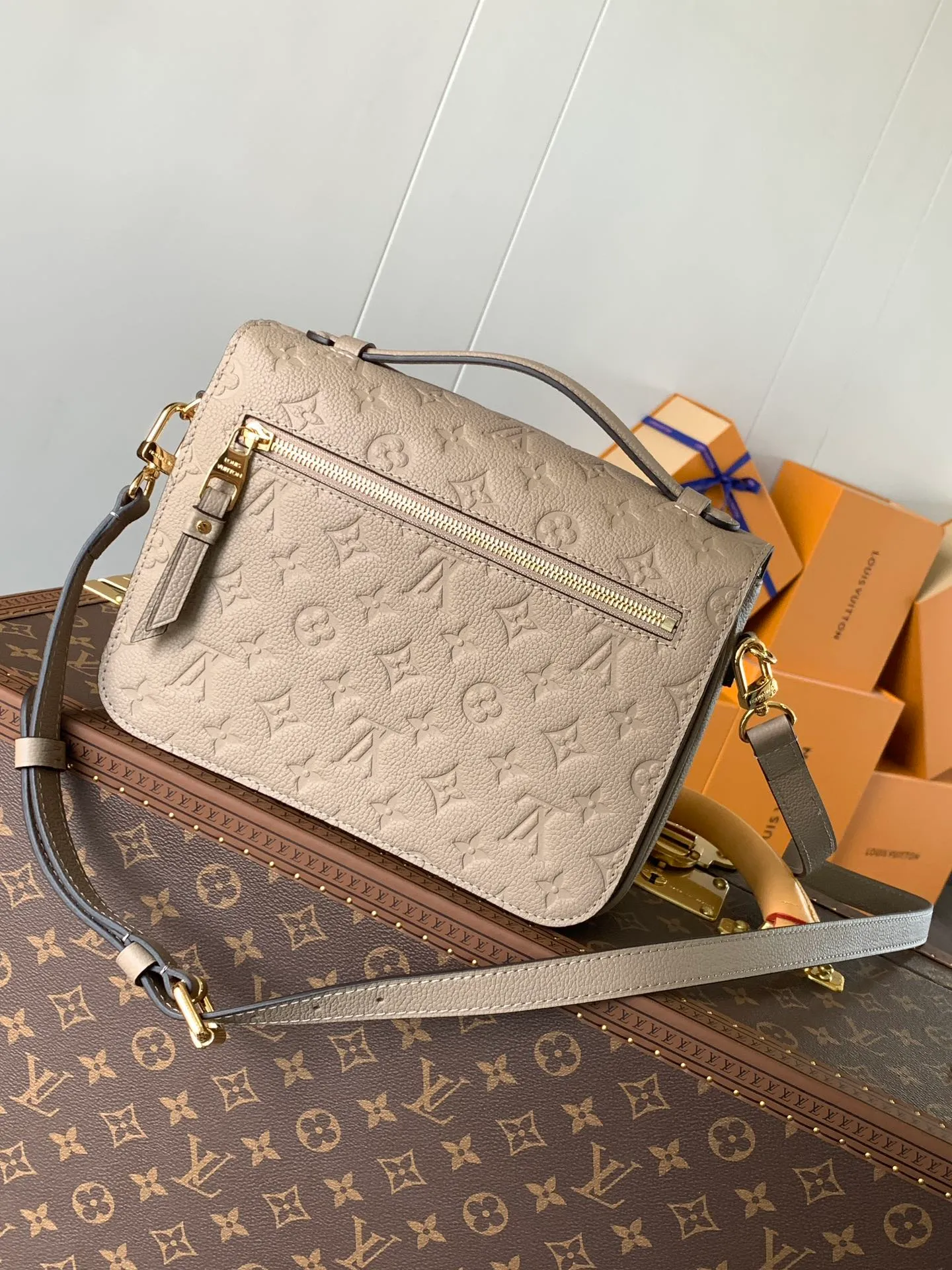 💰1040 (top layer leather) Top original M47142 new version blue M46613 maroon M44881 apricot M41487 black POCHETTE MÉTIS handbag Pochette Métis handbag interprets the classic college backpack with a restrained yet ingenious design. Soft Monogram Empreinte leather creates a compact and flexible structure that hides plenty of space. Detailed features 25 x 19 x 7 cm (Length x Height x Width) Monogram Empreinte embossed soft-grain cowhide / Soft-grain cowhide Soft-grain cowhide trim Textile lining Shoulder strap: Removable, adjustable Strap half-length: 48.0 cm Strap half-length adjustable to: 55.0 cm Handle: Single handle