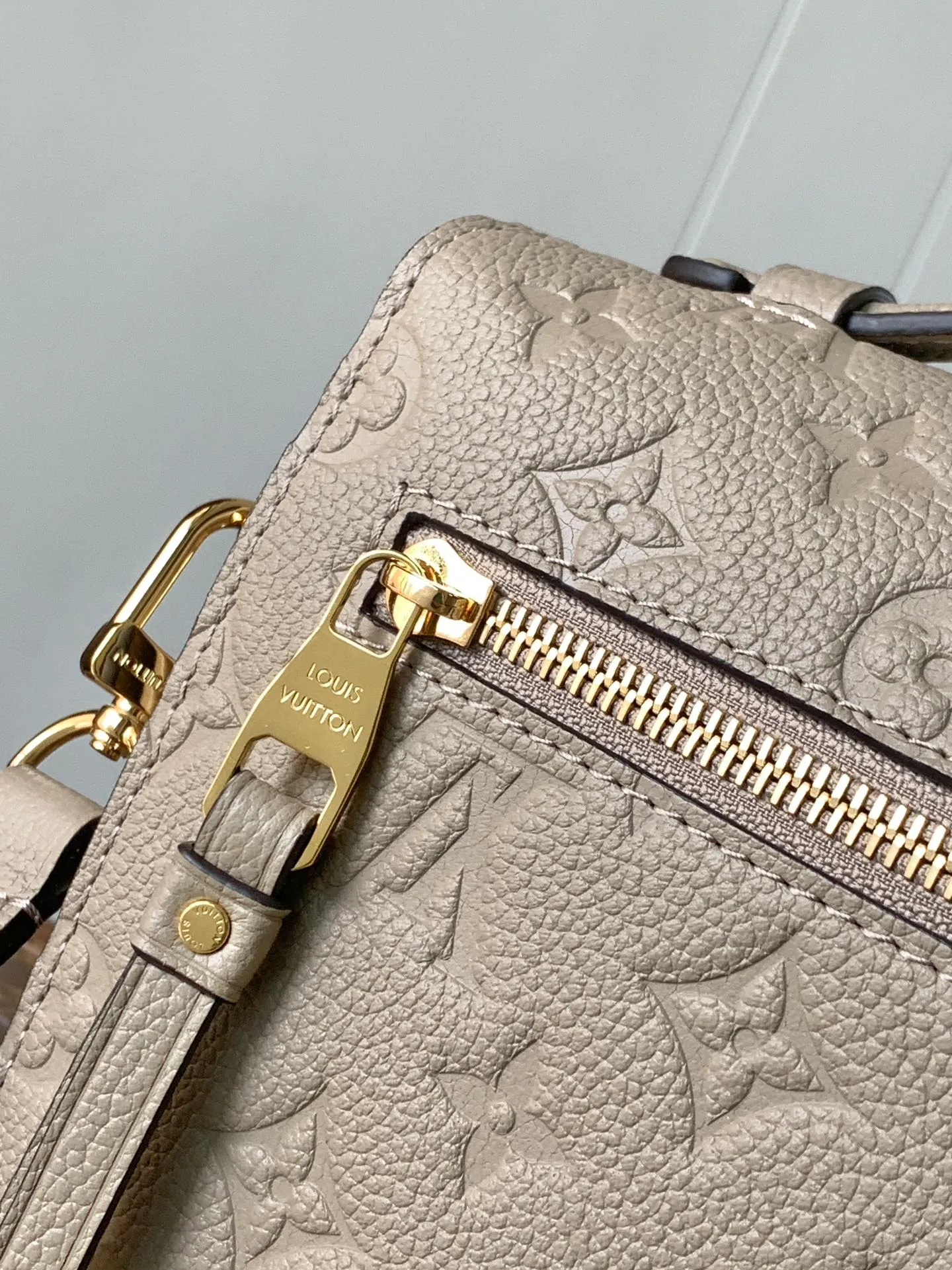 💰1040 (top layer leather) Top original M47142 new version blue M46613 maroon M44881 apricot M41487 black POCHETTE MÉTIS handbag Pochette Métis handbag interprets the classic college backpack with a restrained yet ingenious design. Soft Monogram Empreinte leather creates a compact and flexible structure that hides plenty of space. Detailed features 25 x 19 x 7 cm (Length x Height x Width) Monogram Empreinte embossed soft-grain cowhide / Soft-grain cowhide Soft-grain cowhide trim Textile lining Shoulder strap: Removable, adjustable Strap half-length: 48.0 cm Strap half-length adjustable to: 55.0 cm Handle: Single handle