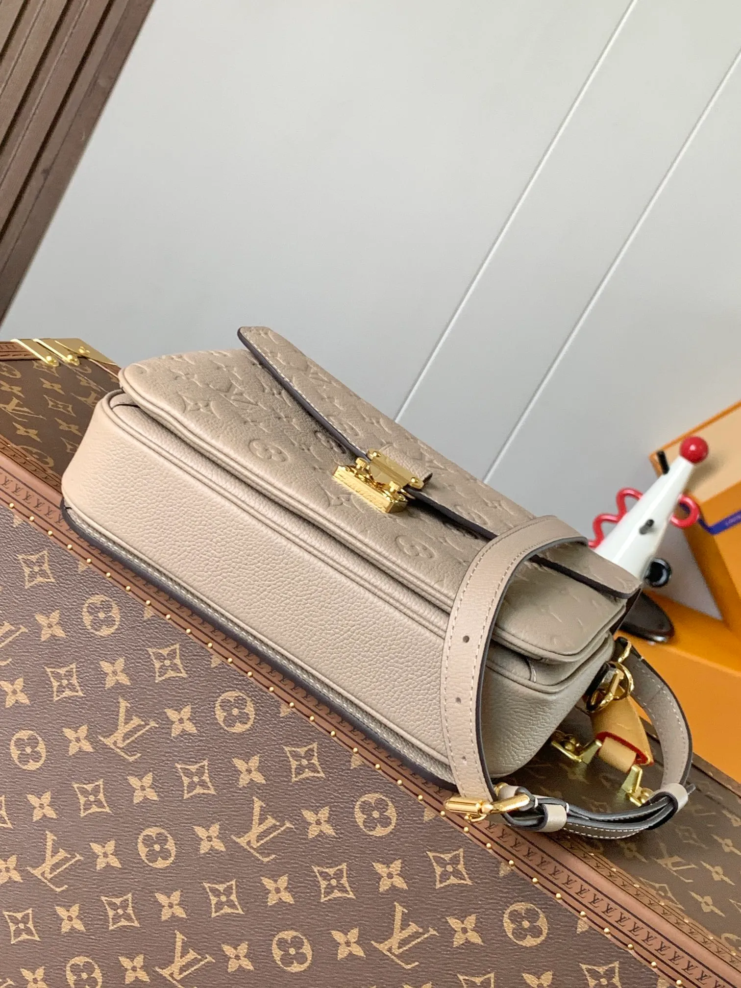 💰1040 (top layer leather) Top original M47142 new version blue M46613 maroon M44881 apricot M41487 black POCHETTE MÉTIS handbag Pochette Métis handbag interprets the classic college backpack with a restrained yet ingenious design. Soft Monogram Empreinte leather creates a compact and flexible structure that hides plenty of space. Detailed features 25 x 19 x 7 cm (Length x Height x Width) Monogram Empreinte embossed soft-grain cowhide / Soft-grain cowhide Soft-grain cowhide trim Textile lining Shoulder strap: Removable, adjustable Strap half-length: 48.0 cm Strap half-length adjustable to: 55.0 cm Handle: Single handle