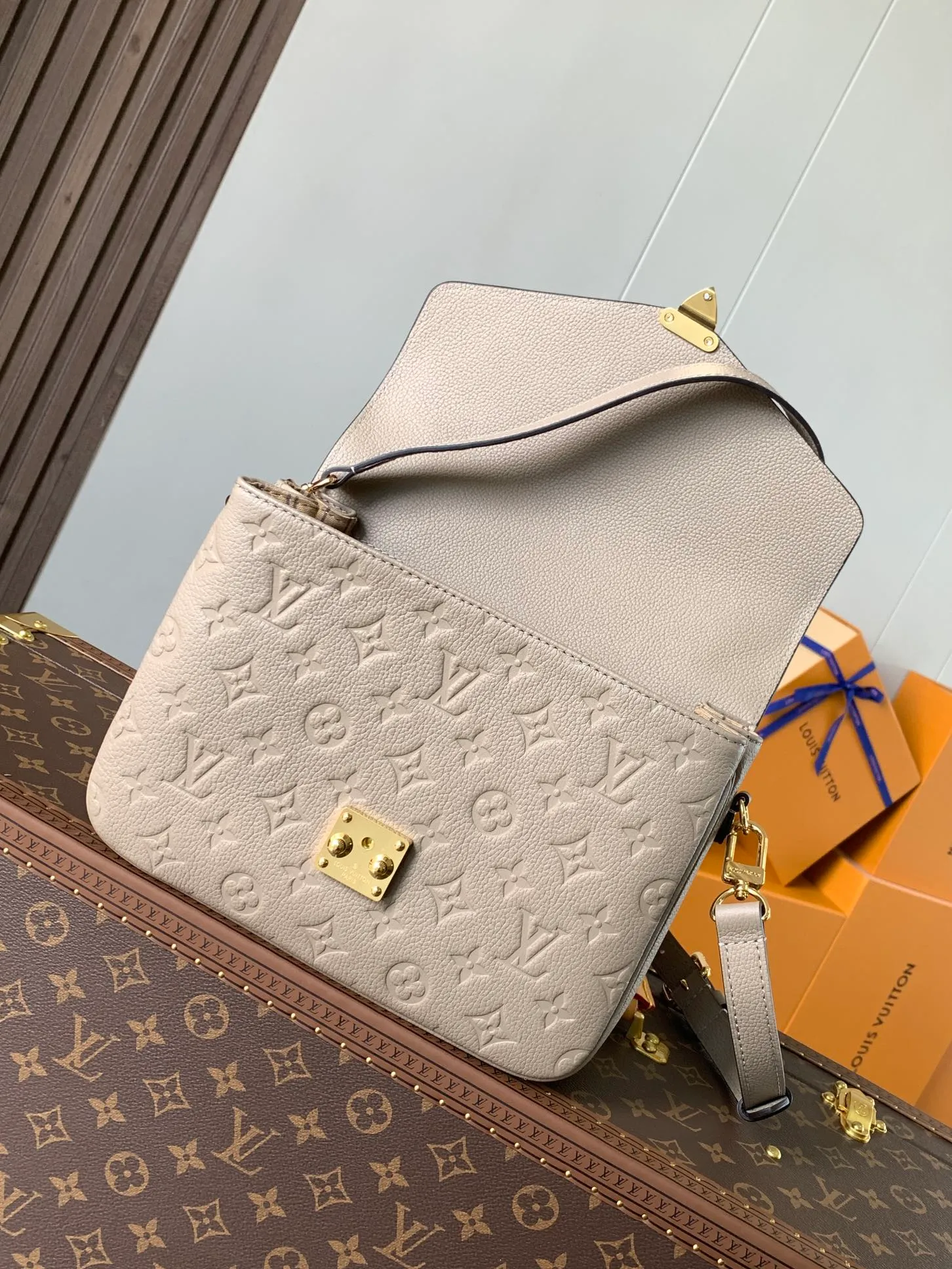 💰1040 (top layer leather) Top original M47142 new version blue M46613 maroon M44881 apricot M41487 black POCHETTE MÉTIS handbag Pochette Métis handbag interprets the classic college backpack with a restrained yet ingenious design. Soft Monogram Empreinte leather creates a compact and flexible structure that hides plenty of space. Detailed features 25 x 19 x 7 cm (Length x Height x Width) Monogram Empreinte embossed soft-grain cowhide / Soft-grain cowhide Soft-grain cowhide trim Textile lining Shoulder strap: Removable, adjustable Strap half-length: 48.0 cm Strap half-length adjustable to: 55.0 cm Handle: Single handle