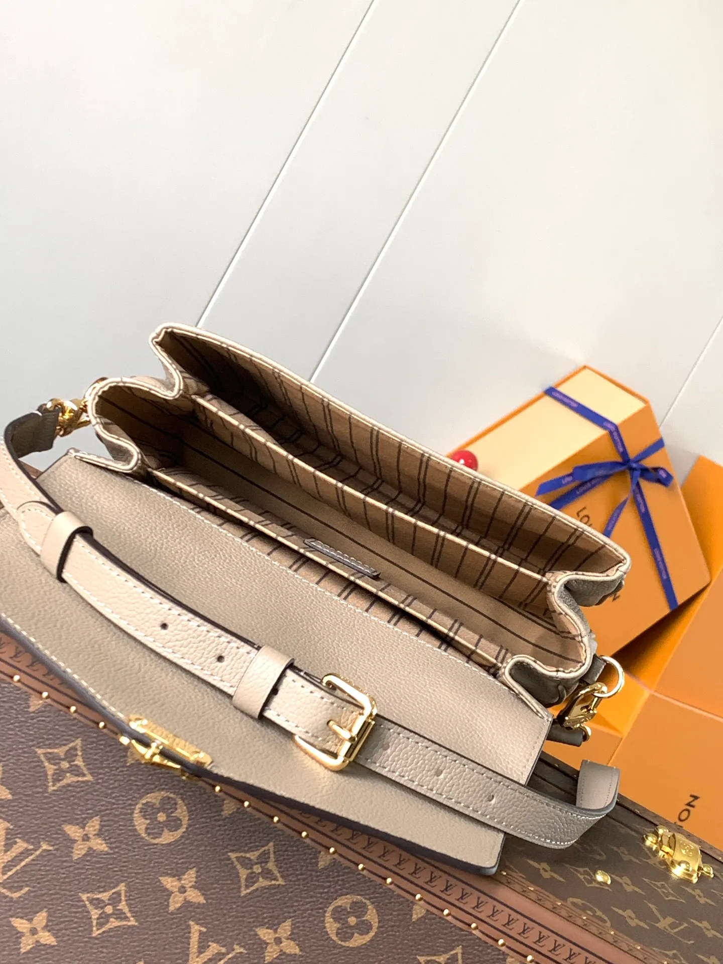 💰1040 (top layer leather) Top original M47142 new version blue M46613 maroon M44881 apricot M41487 black POCHETTE MÉTIS handbag Pochette Métis handbag interprets the classic college backpack with a restrained yet ingenious design. Soft Monogram Empreinte leather creates a compact and flexible structure that hides plenty of space. Detailed features 25 x 19 x 7 cm (Length x Height x Width) Monogram Empreinte embossed soft-grain cowhide / Soft-grain cowhide Soft-grain cowhide trim Textile lining Shoulder strap: Removable, adjustable Strap half-length: 48.0 cm Strap half-length adjustable to: 55.0 cm Handle: Single handle