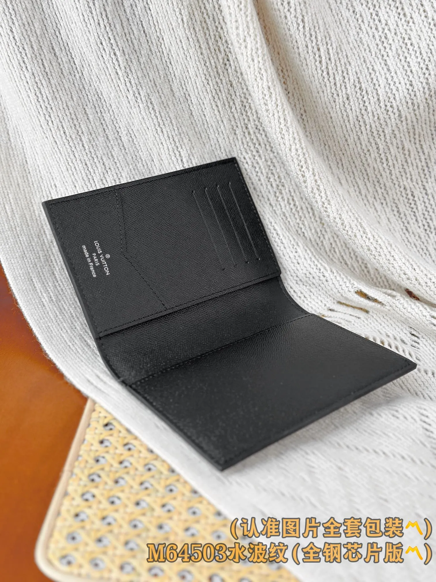 💰520 [Genuine grade] [Special grade MB all-steel high-elastic fabric] M64503 water ripple (〽️A-grade all-steel version〽️) Personalized customization! Changing code chip! Passport Cover, the modern traveler's favorite accessory, this coated canvas passport cover combines style and practicality. Equipped with four credit card slots and two convenient pockets for quick access to your passport. 10 x 14 x 2.5 cm (length x height x width).