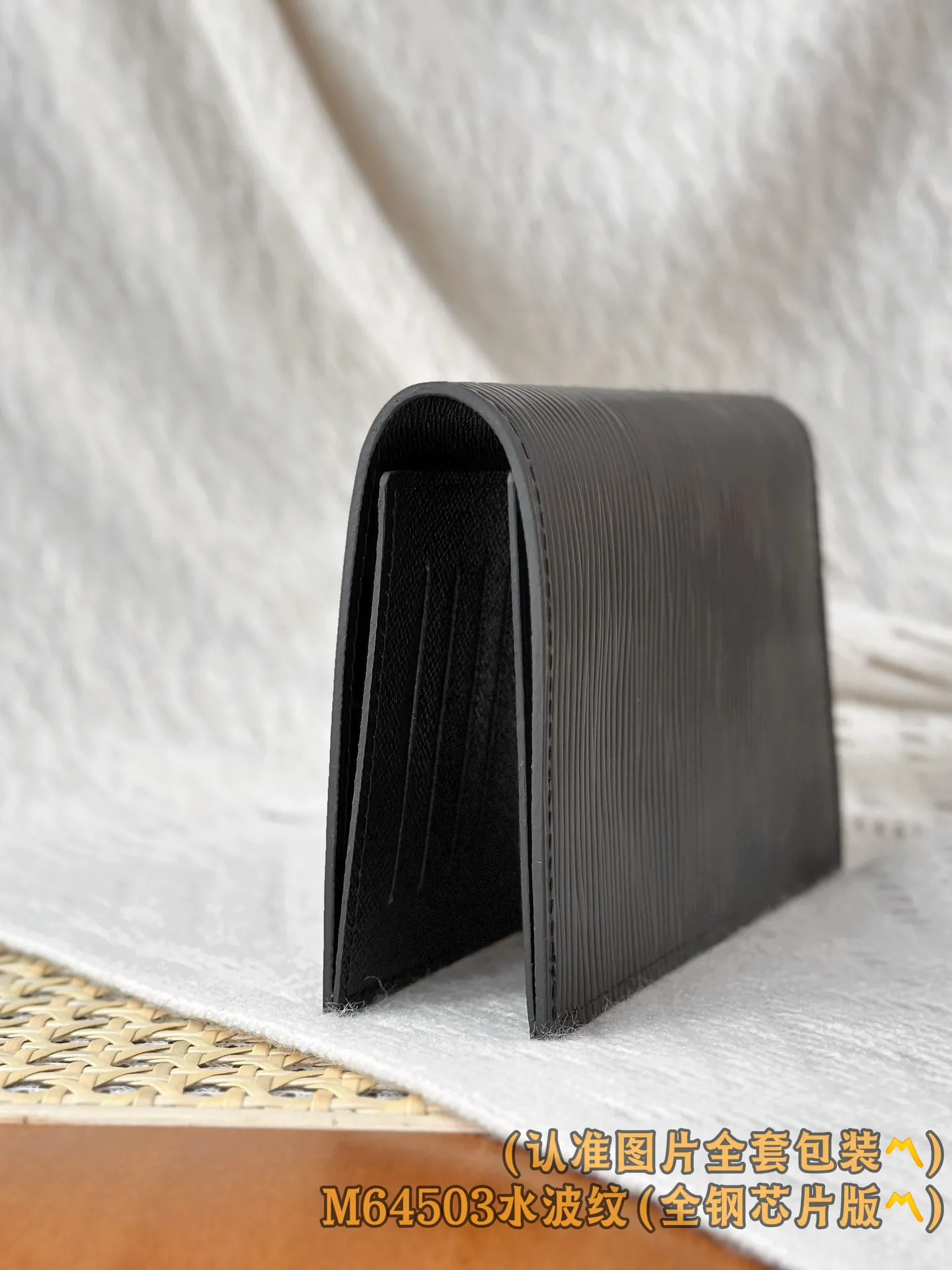 💰520 [Genuine grade] [Special grade MB all-steel high-elastic fabric] M64503 water ripple (〽️A-grade all-steel version〽️) Personalized customization! Changing code chip! Passport Cover, the modern traveler's favorite accessory, this coated canvas passport cover combines style and practicality. Equipped with four credit card slots and two convenient pockets for quick access to your passport. 10 x 14 x 2.5 cm (length x height x width).