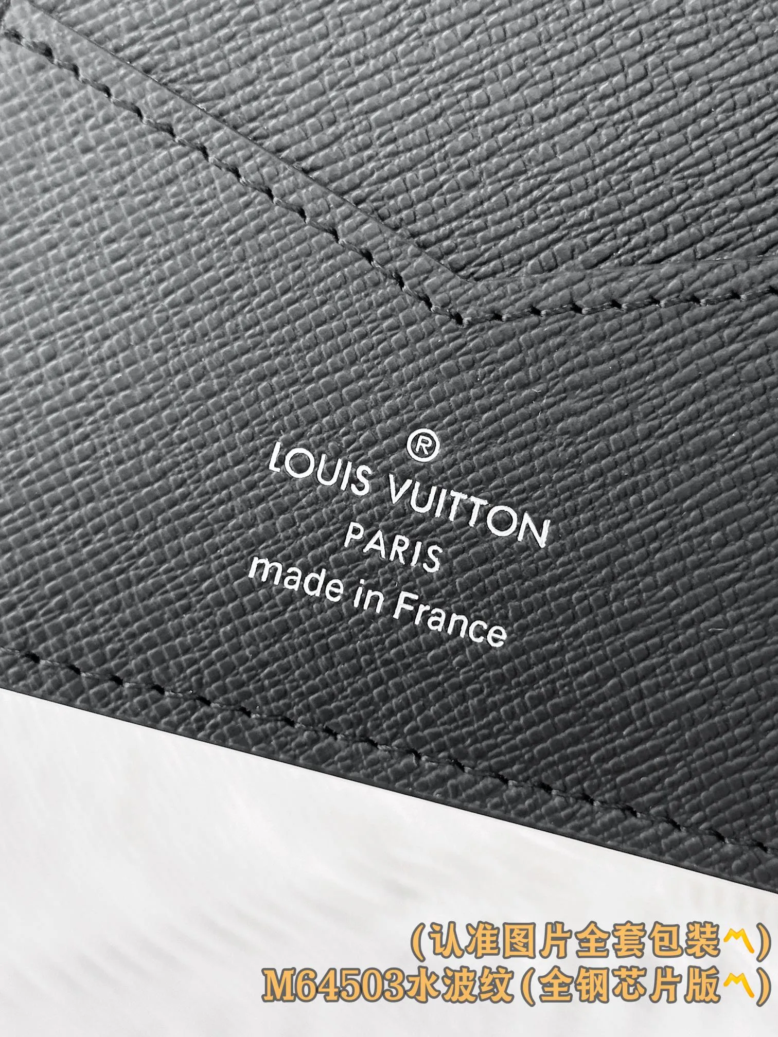 💰520 [Genuine grade] [Special grade MB all-steel high-elastic fabric] M64503 water ripple (〽️A-grade all-steel version〽️) Personalized customization! Changing code chip! Passport Cover, the modern traveler's favorite accessory, this coated canvas passport cover combines style and practicality. Equipped with four credit card slots and two convenient pockets for quick access to your passport. 10 x 14 x 2.5 cm (length x height x width).