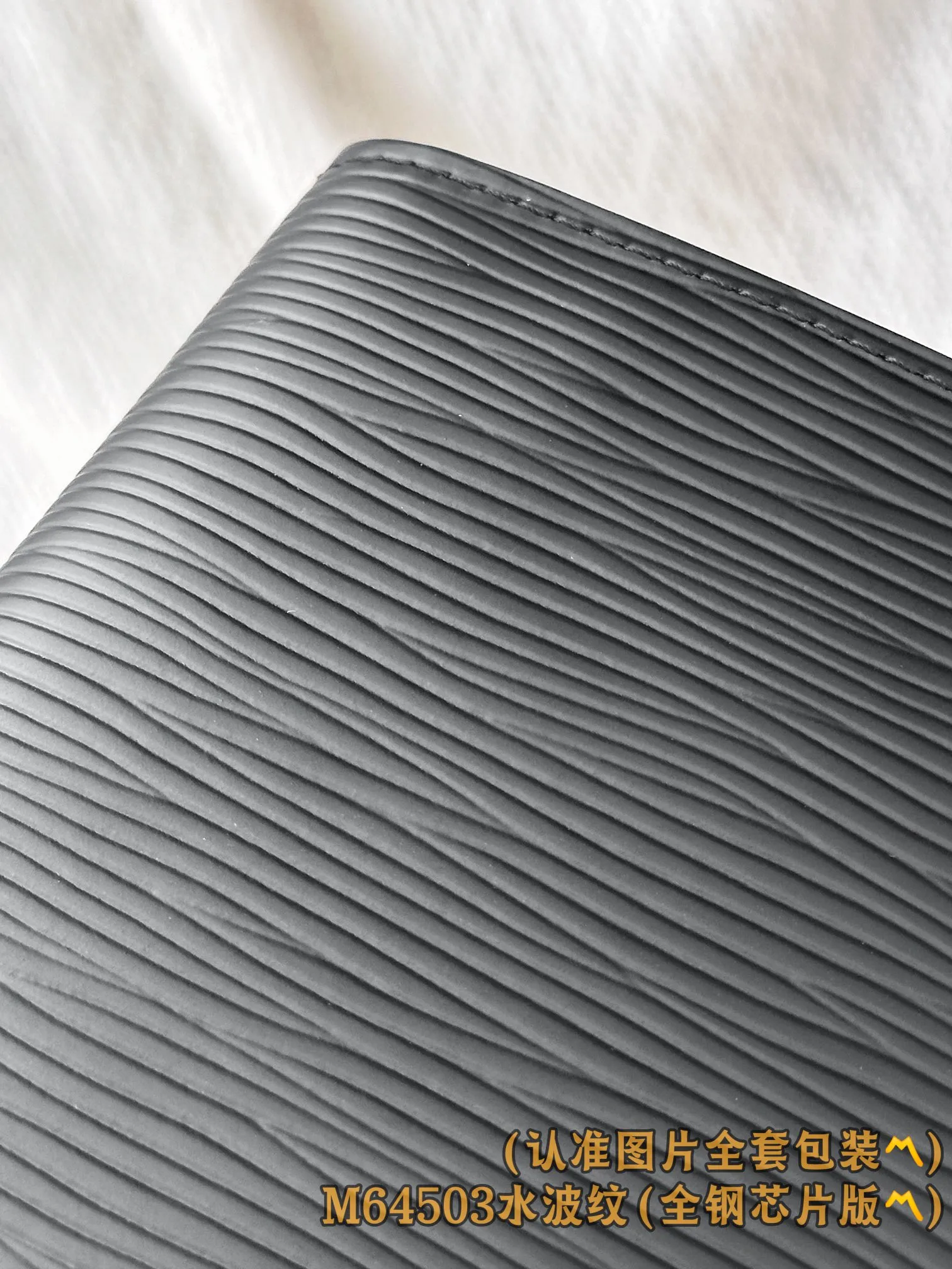 💰520 [Genuine grade] [Special grade MB all-steel high-elastic fabric] M64503 water ripple (〽️A-grade all-steel version〽️) Personalized customization! Changing code chip! Passport Cover, the modern traveler's favorite accessory, this coated canvas passport cover combines style and practicality. Equipped with four credit card slots and two convenient pockets for quick access to your passport. 10 x 14 x 2.5 cm (length x height x width).