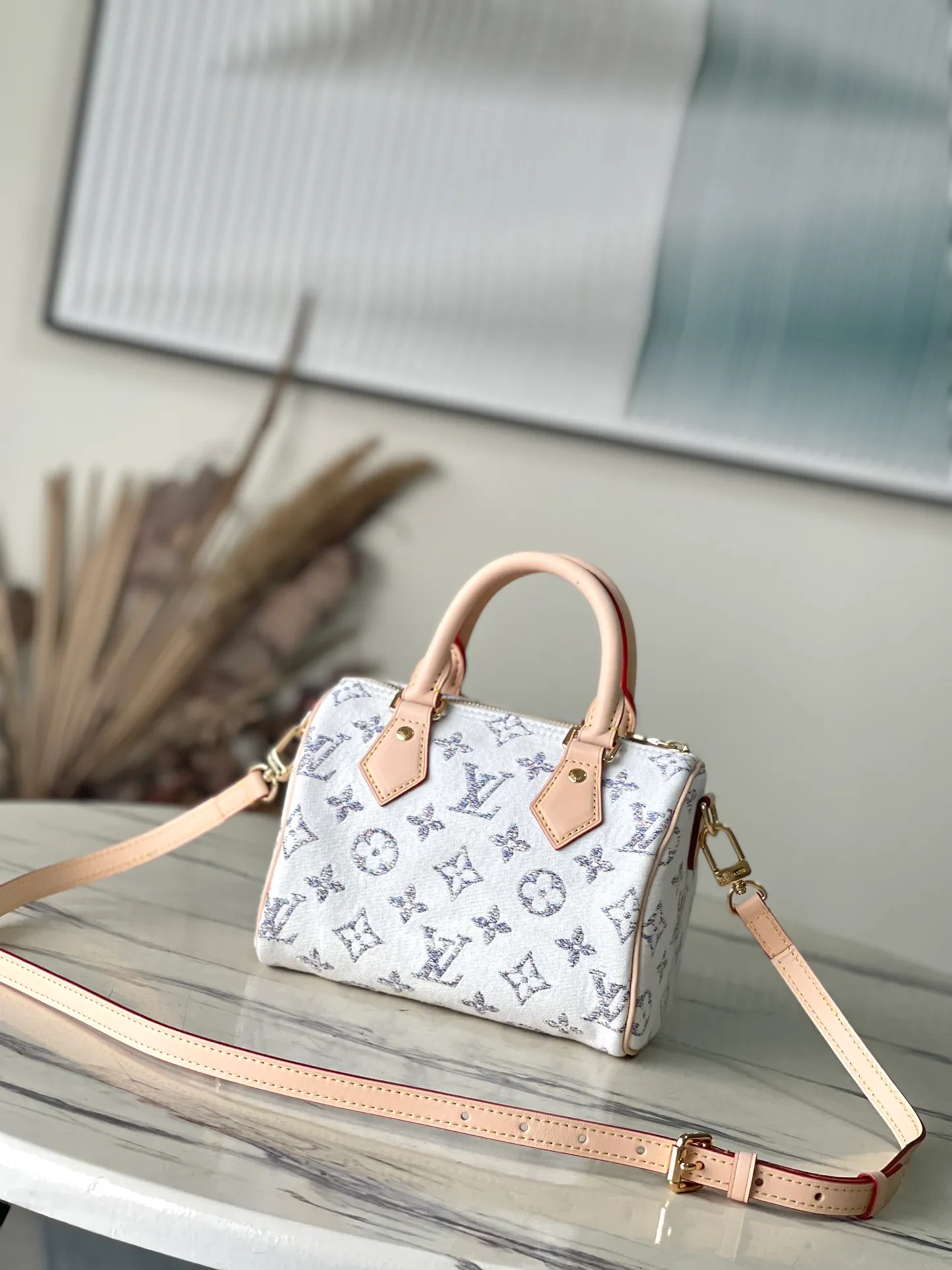 💰1040 Top Original Order M24709 This Speedy Bandoulière 20 handbag is from the Nautical series. The Monogram pattern is woven with colorful yarns, showing a unique color gradient. Jacquard fabric combined with invisible coating provides excellent wear resistance. Dimensions: 20.5 x 13.5 x 12 cm (length x height x width)