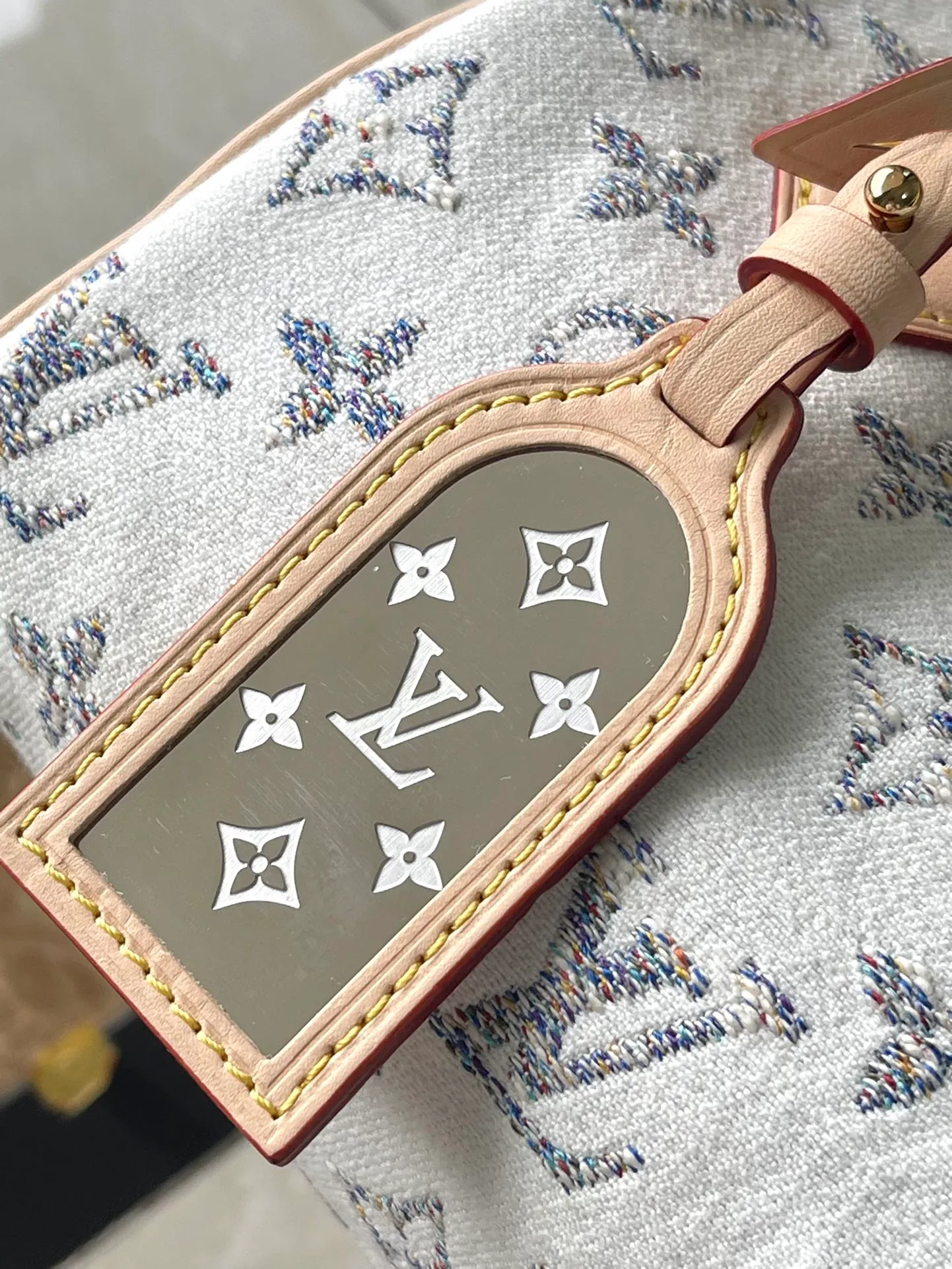 💰1040 Top Original Order M24709 This Speedy Bandoulière 20 handbag is from the Nautical series. The Monogram pattern is woven with colorful yarns, showing a unique color gradient. Jacquard fabric combined with invisible coating provides excellent wear resistance. Dimensions: 20.5 x 13.5 x 12 cm (length x height x width)