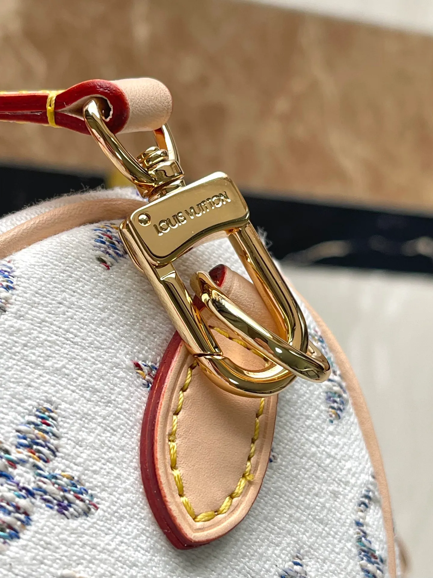 💰1040 Top Original Order M24709 This Speedy Bandoulière 20 handbag is from the Nautical series. The Monogram pattern is woven with colorful yarns, showing a unique color gradient. Jacquard fabric combined with invisible coating provides excellent wear resistance. Dimensions: 20.5 x 13.5 x 12 cm (length x height x width)